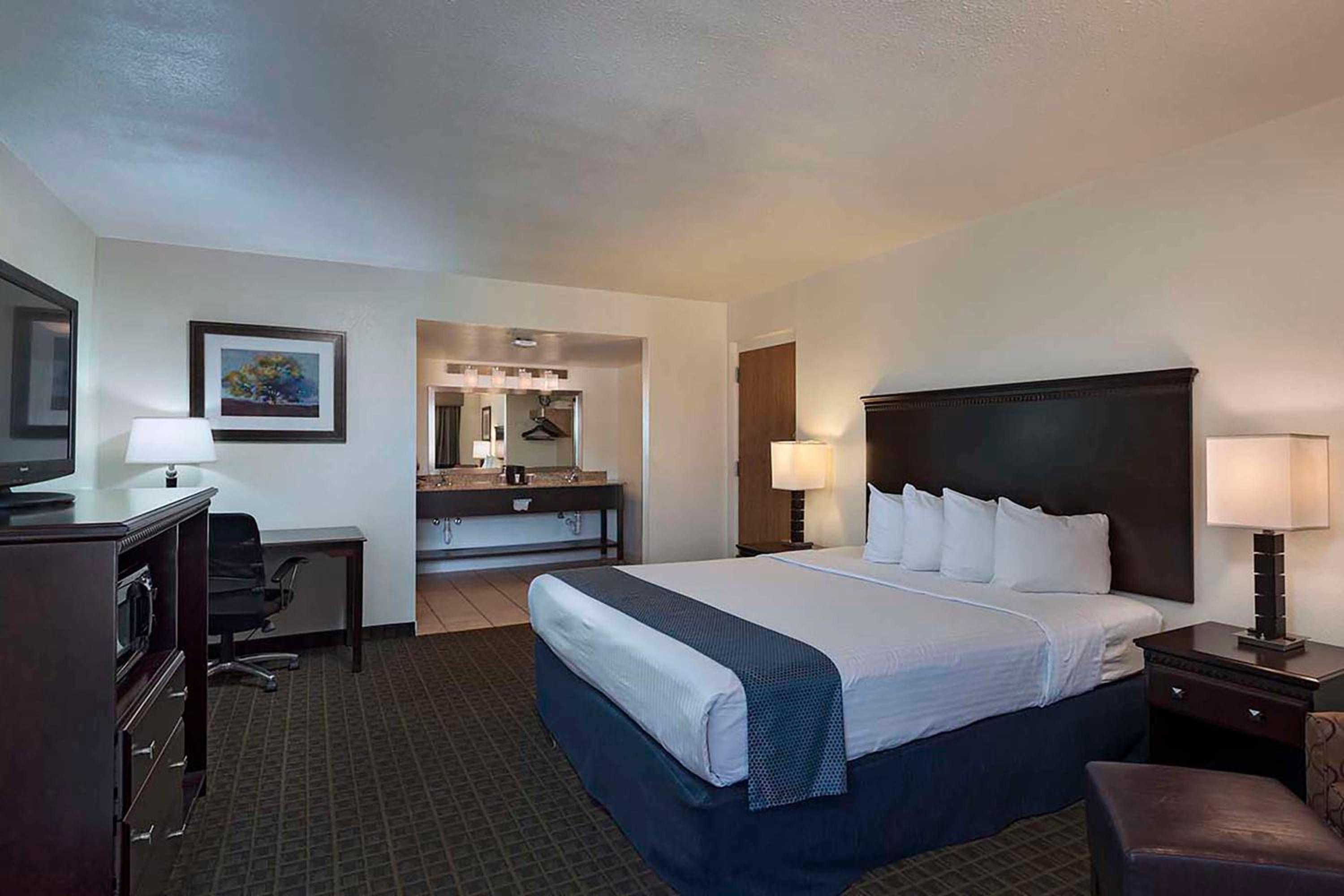 King Suite - Non-Smoking photo 1