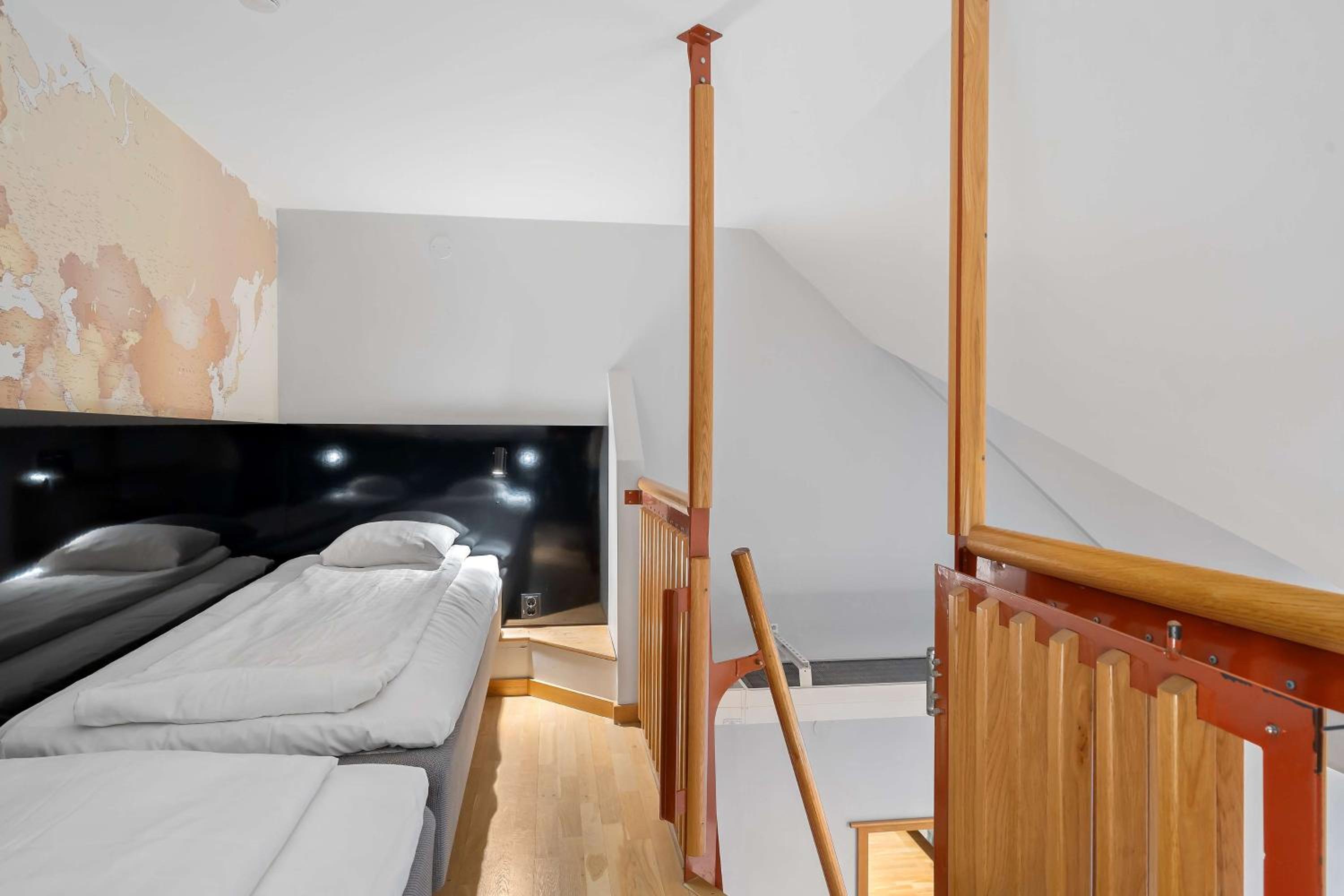 Family Room with Four Single Beds - Loft - Photo 3