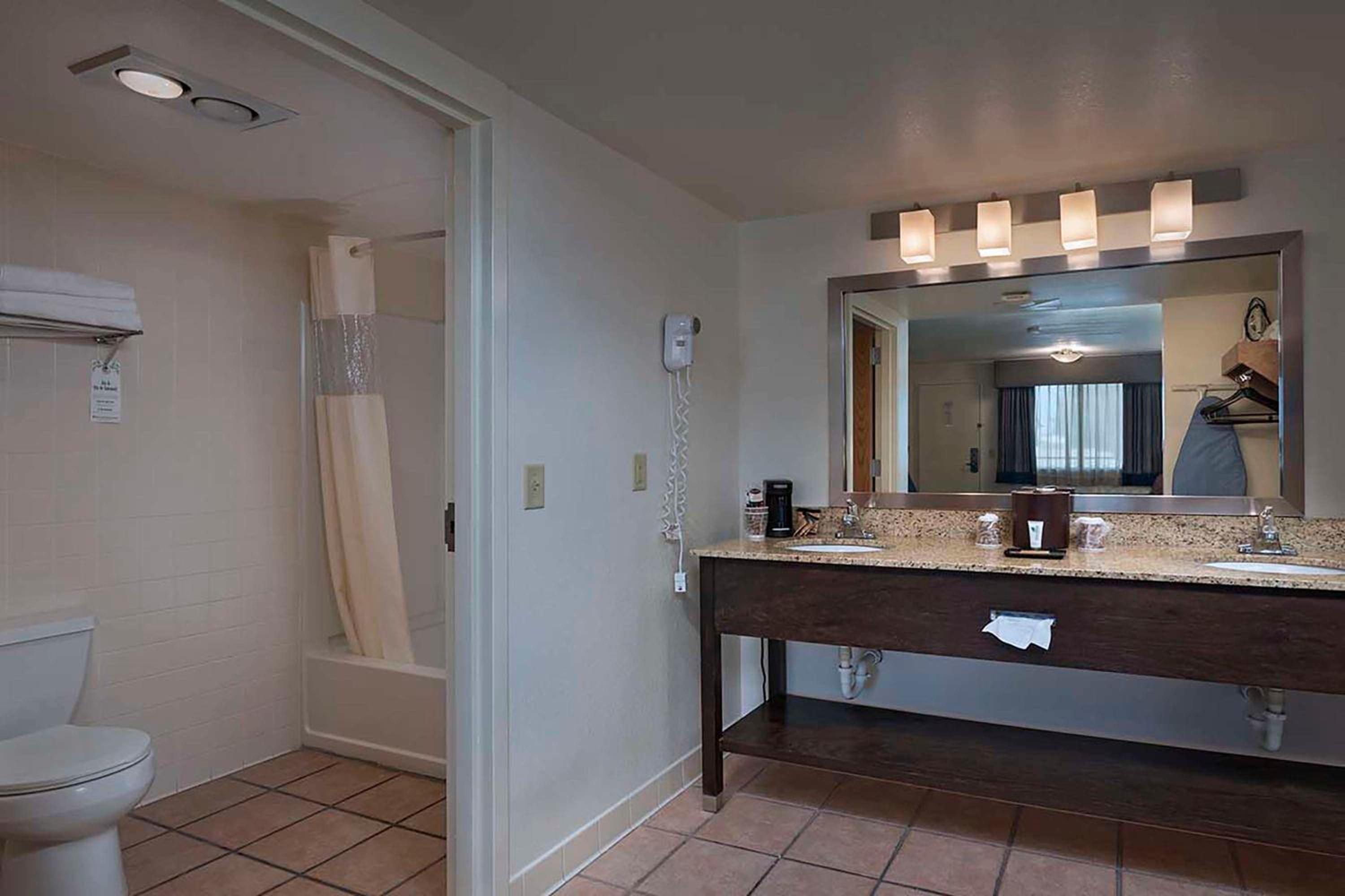King Suite - Non-Smoking photo 2