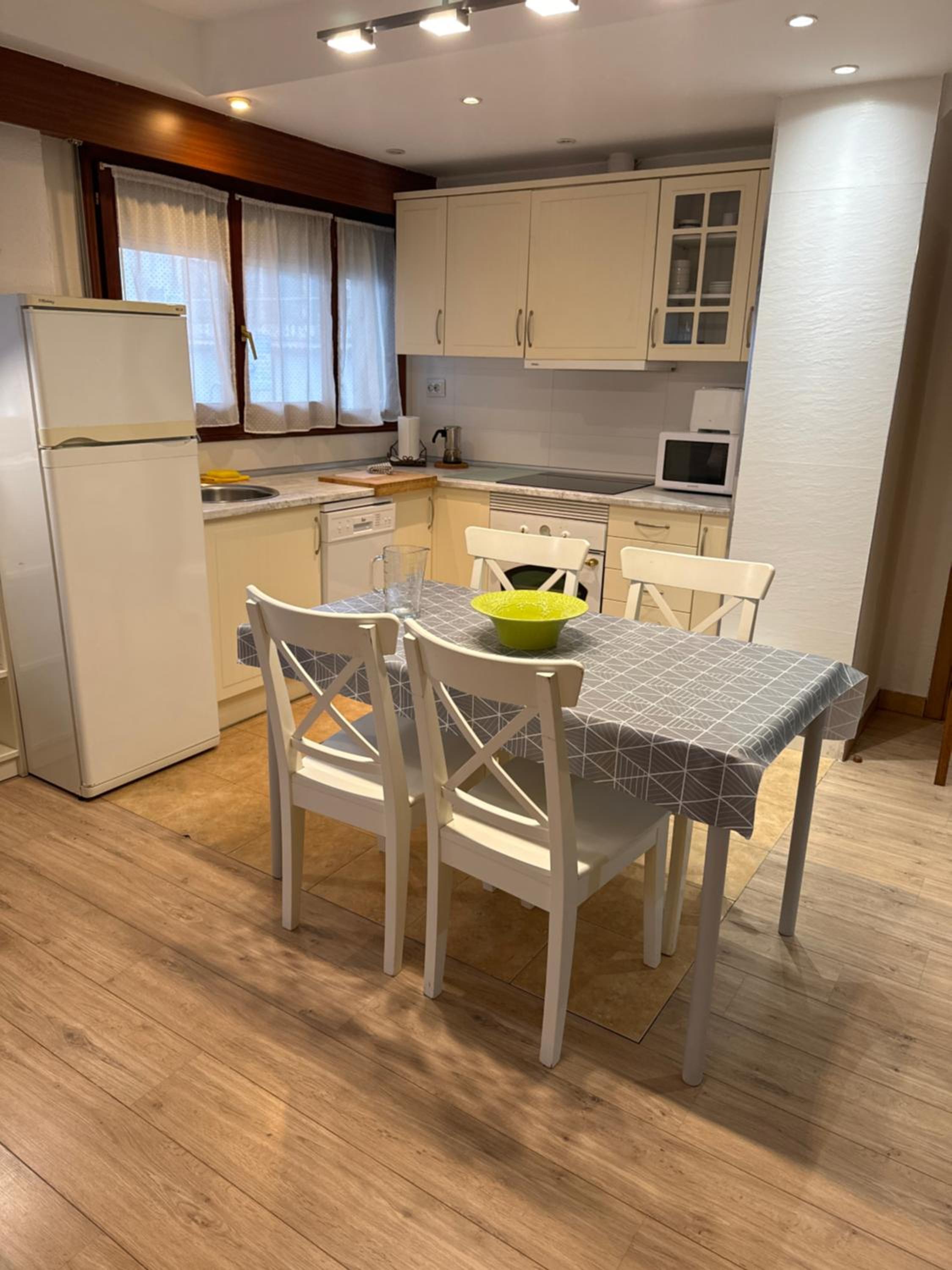 Apartment - Split Level - Photo 2