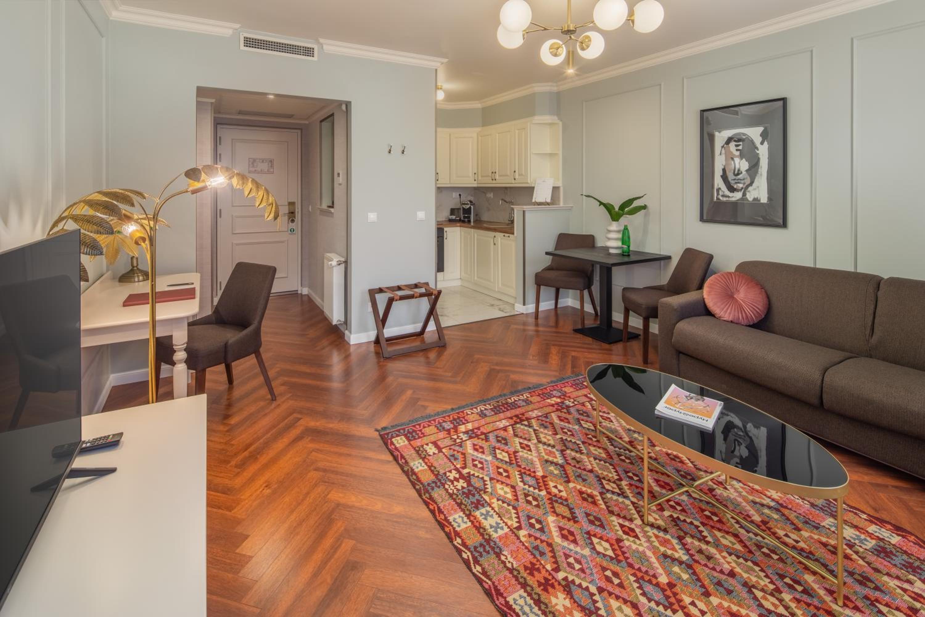 Superior King Suite - Photo 2