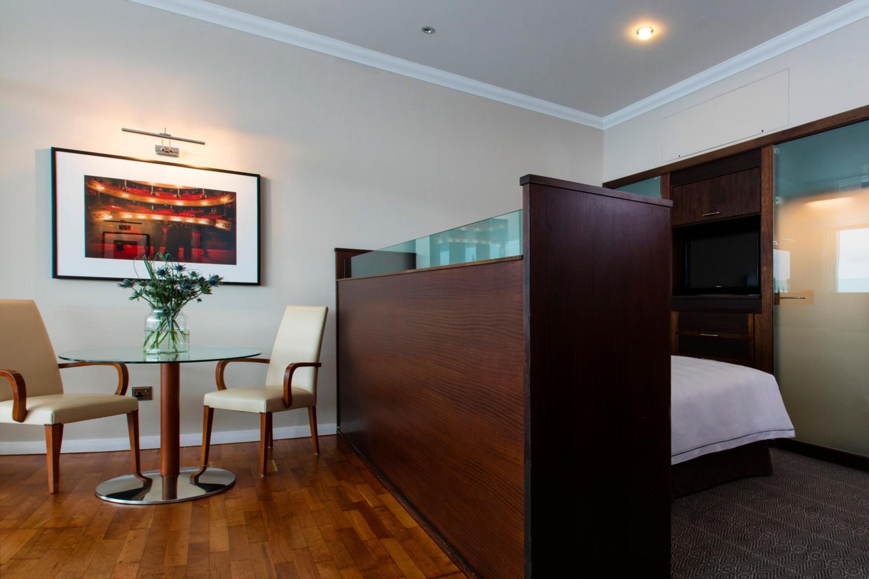 Signature Room, Guest room, 1 King - Photo 9