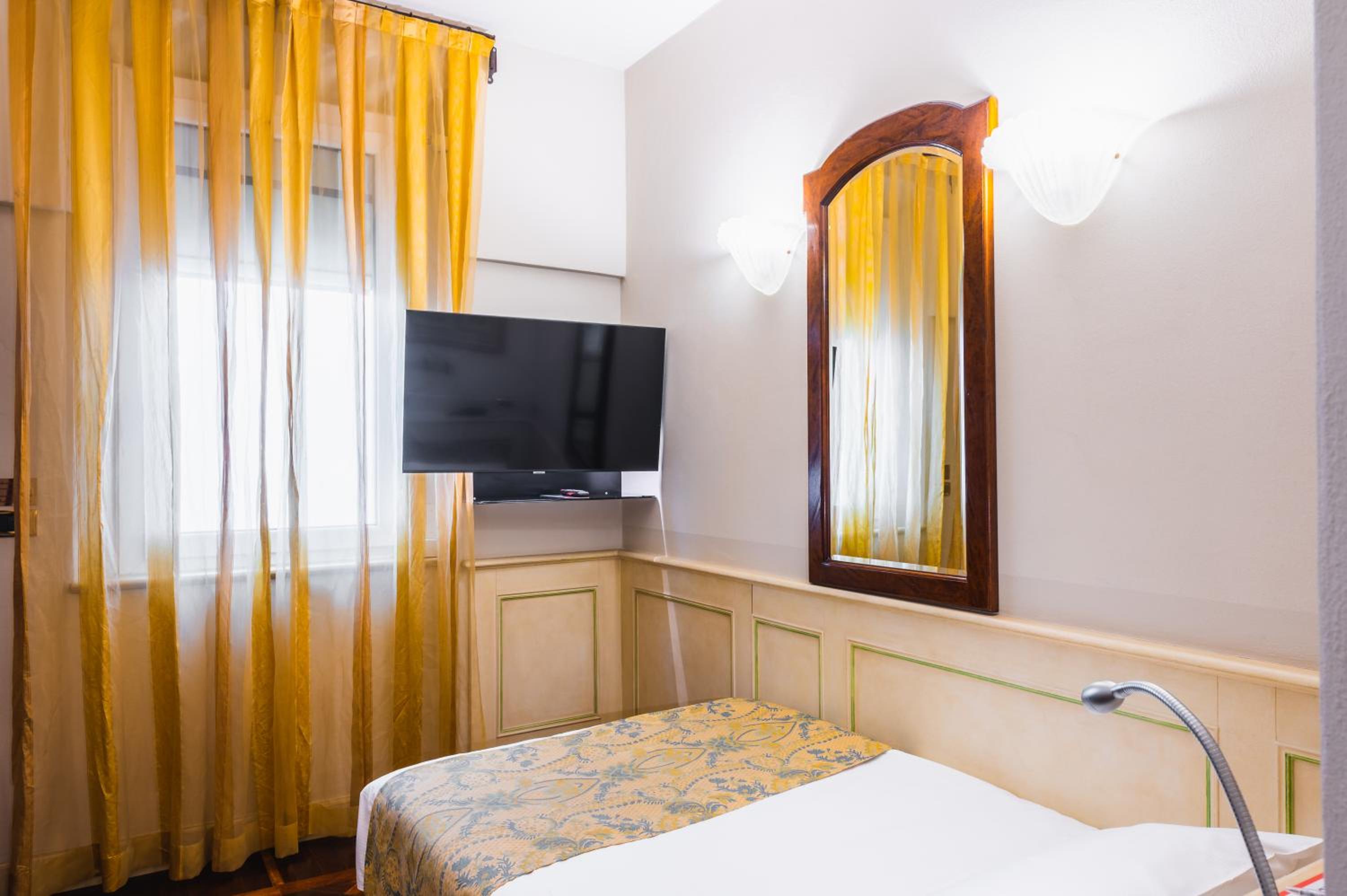 Single Room photo 3