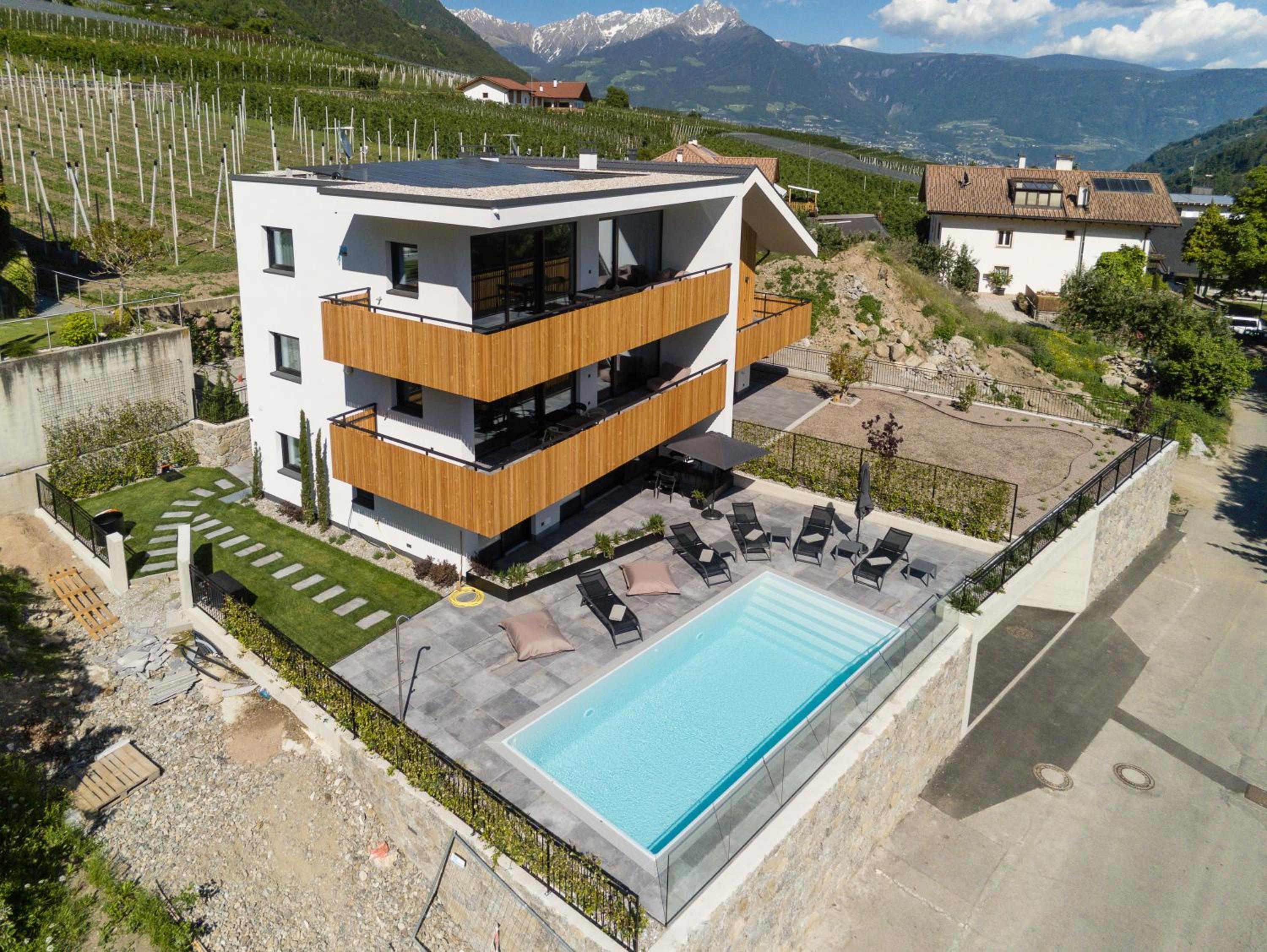Two-Bedroom Deluxe Apartment with Garden View photo 3