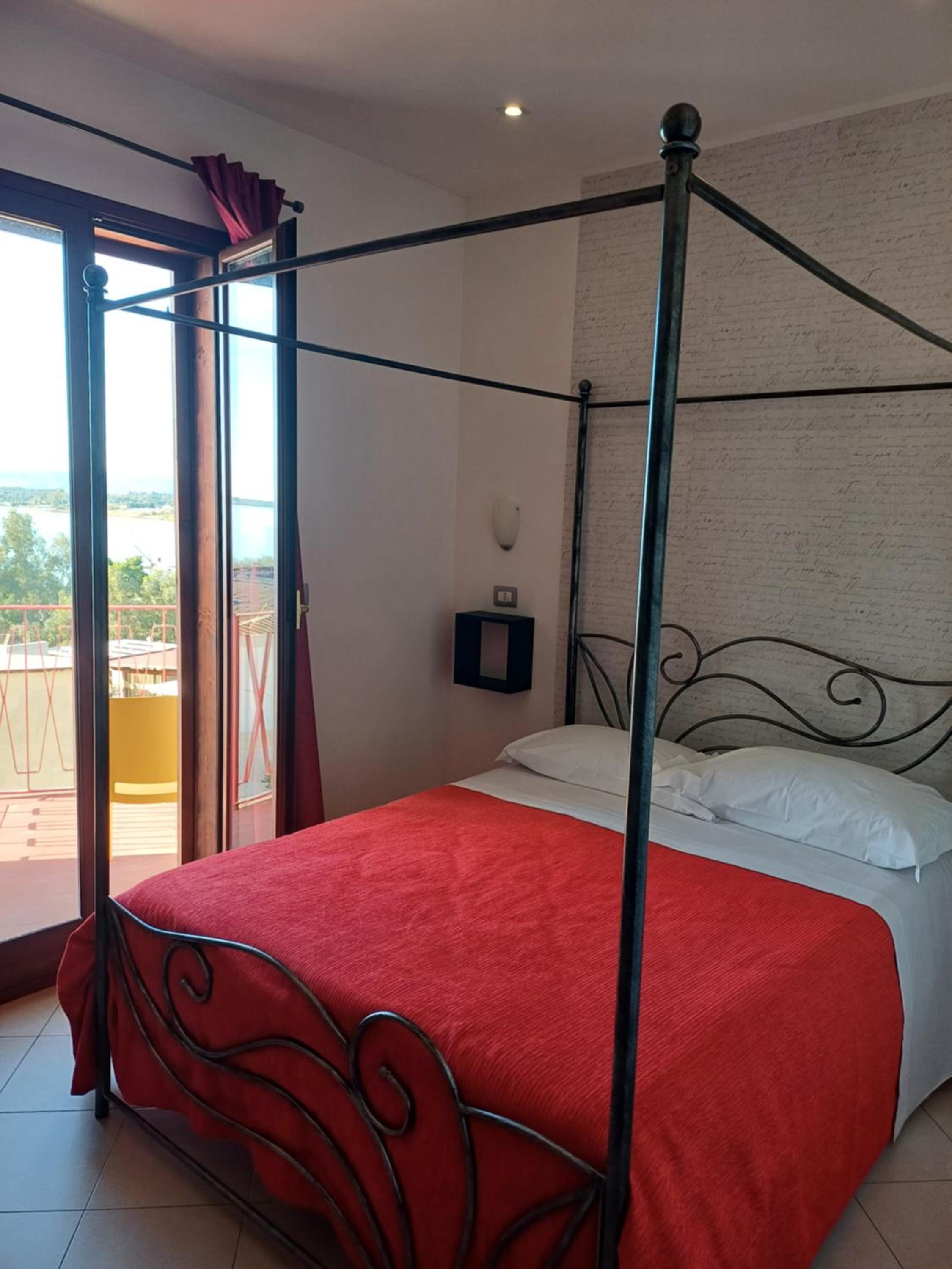 Double Room with Balcony and Sea View - Photo 1