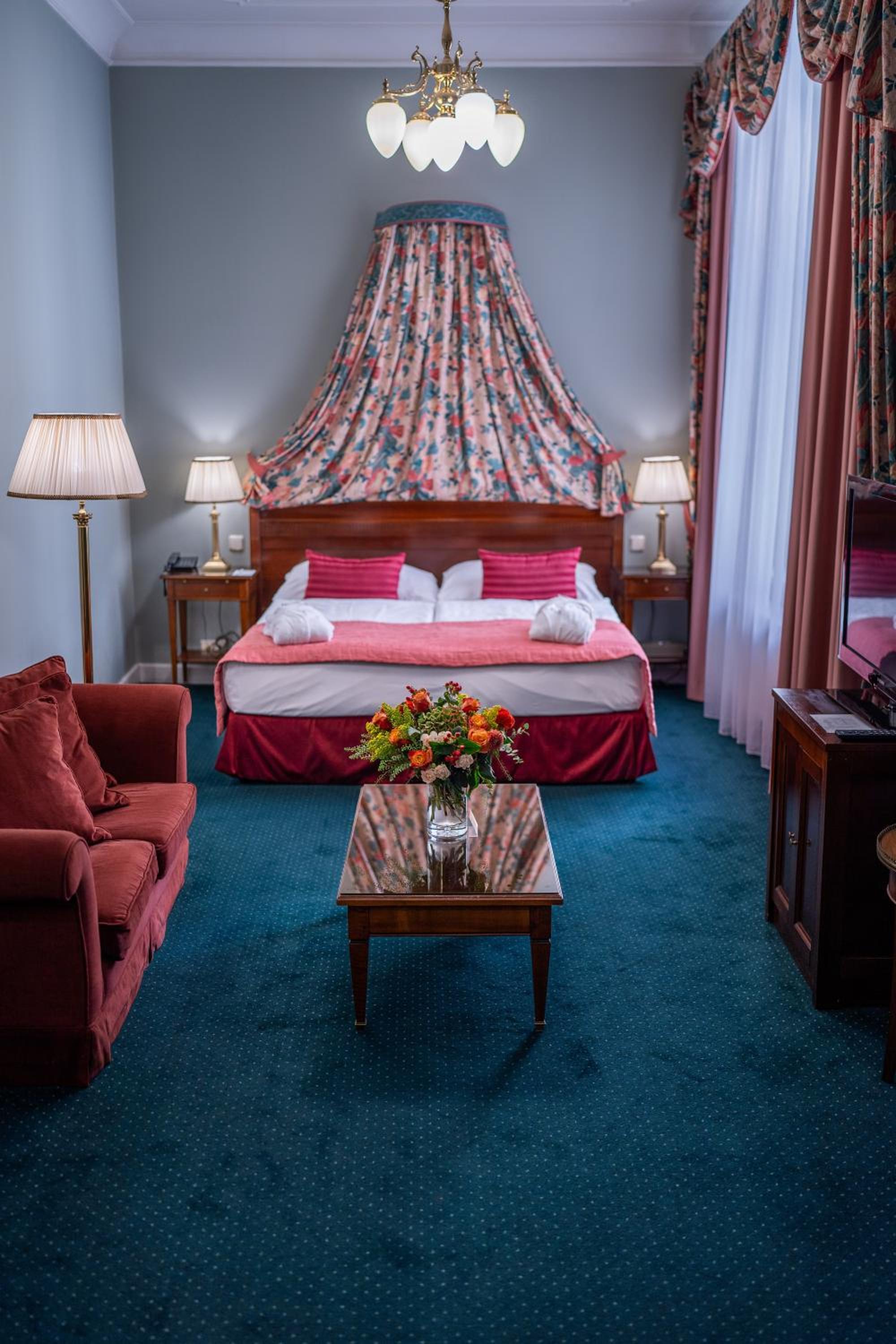 Junior Suite with Balcony thumbnail 5