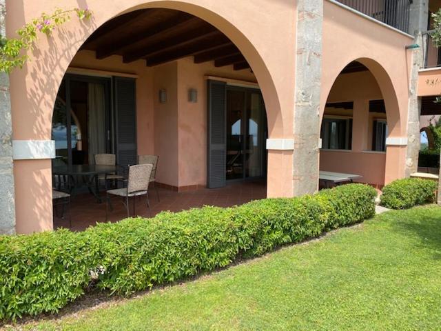 One-Bedroom Apartment with Balcony/Terrace and Lake View