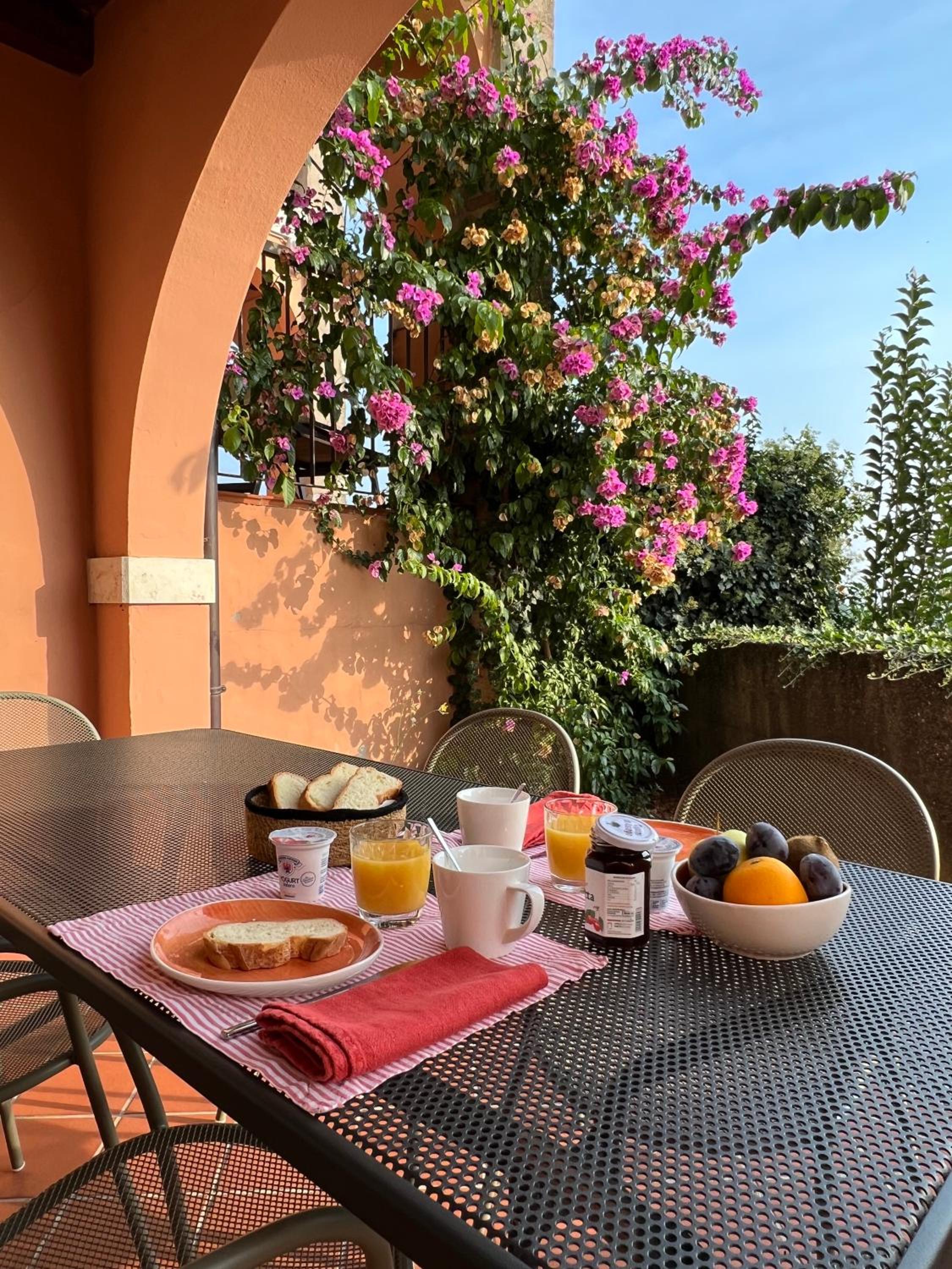 Family Two-Bedroom Apartment with Balcony/Terrace and Lake View
