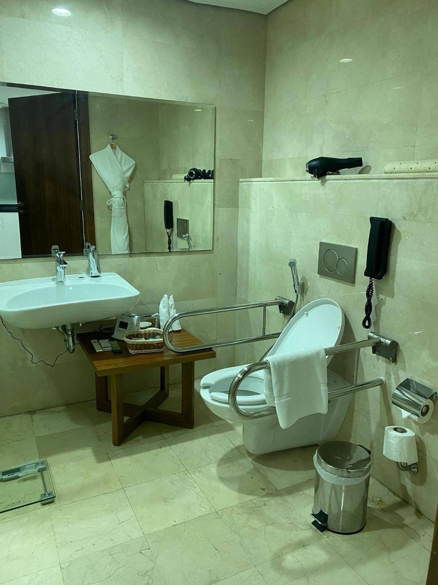 King Studio - Mobility Accessible - Photo 6