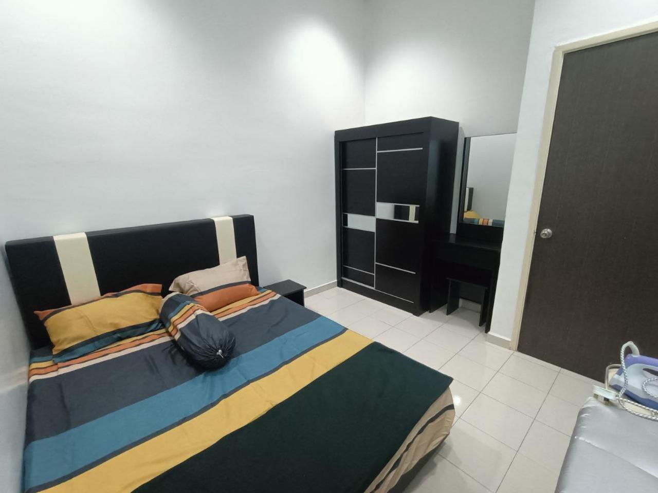 Three-Bedroom House photo 3