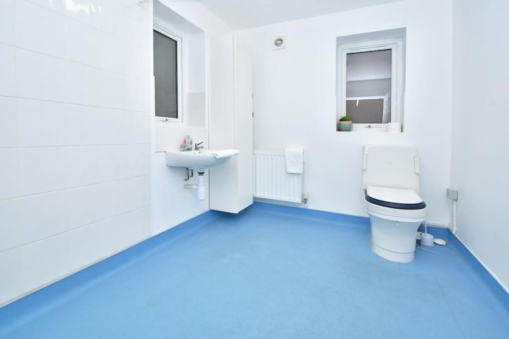 Four-Bedroom House photo 2