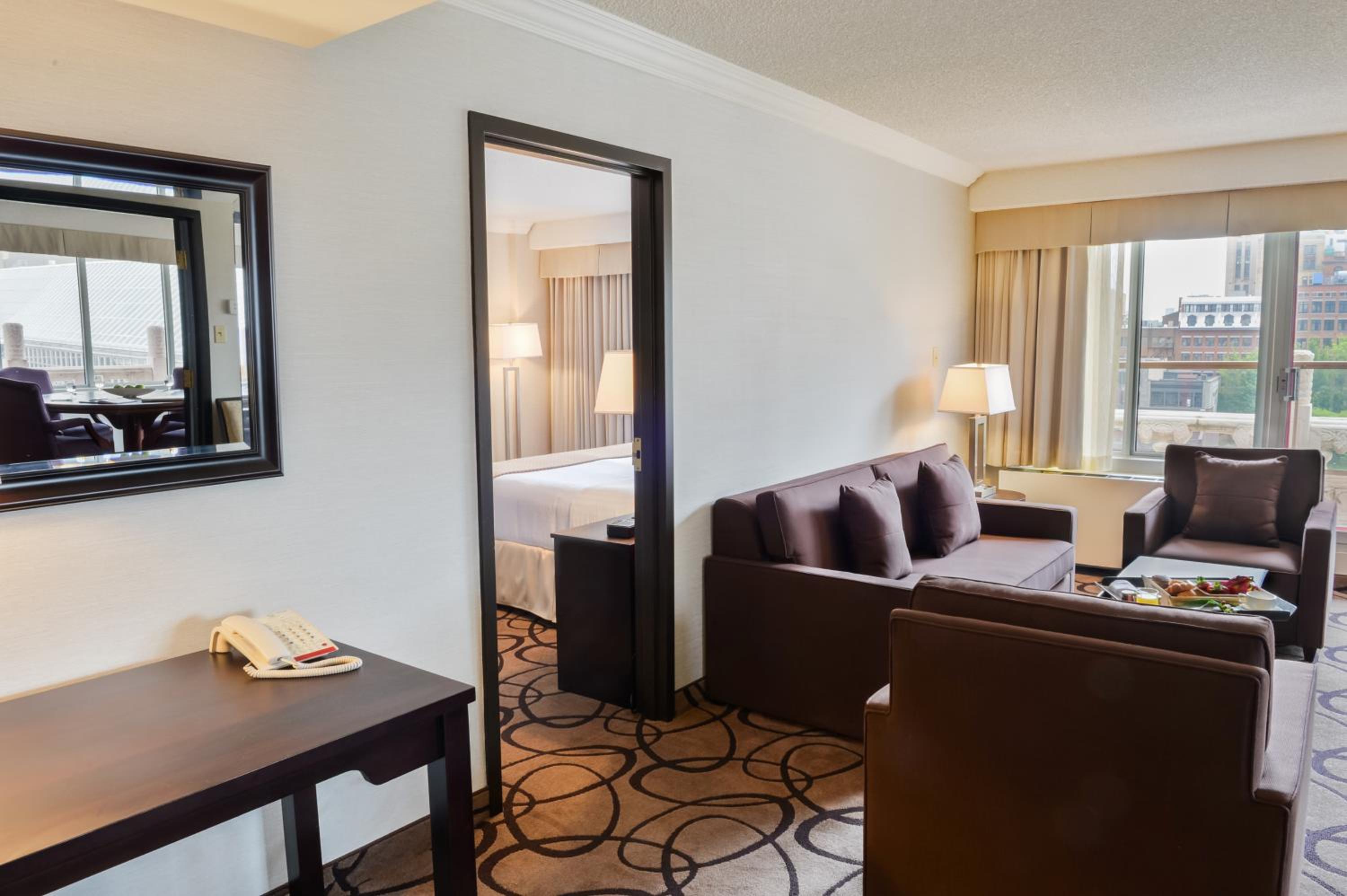 Deluxe One-Bedroom King Suite - Non-Smoking photo 1