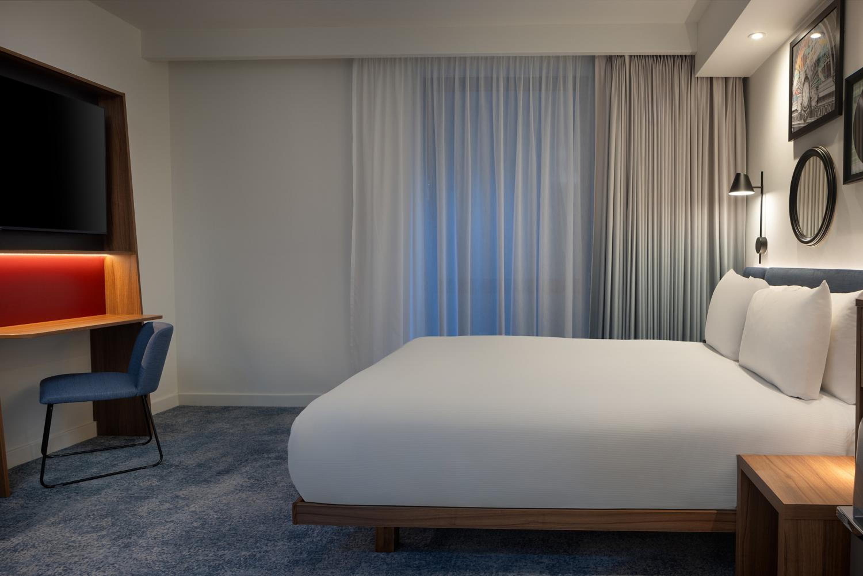 Queen Room - Accessible photo 3