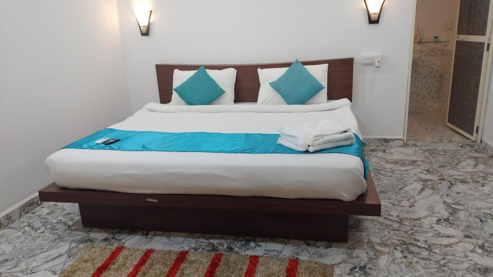 Deluxe Double Room with Side Sea View photo 3
