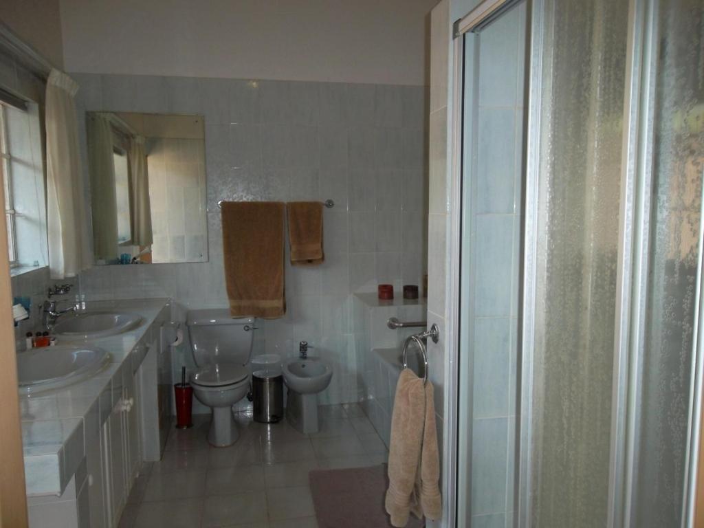Double Room with Bath - Photo 10