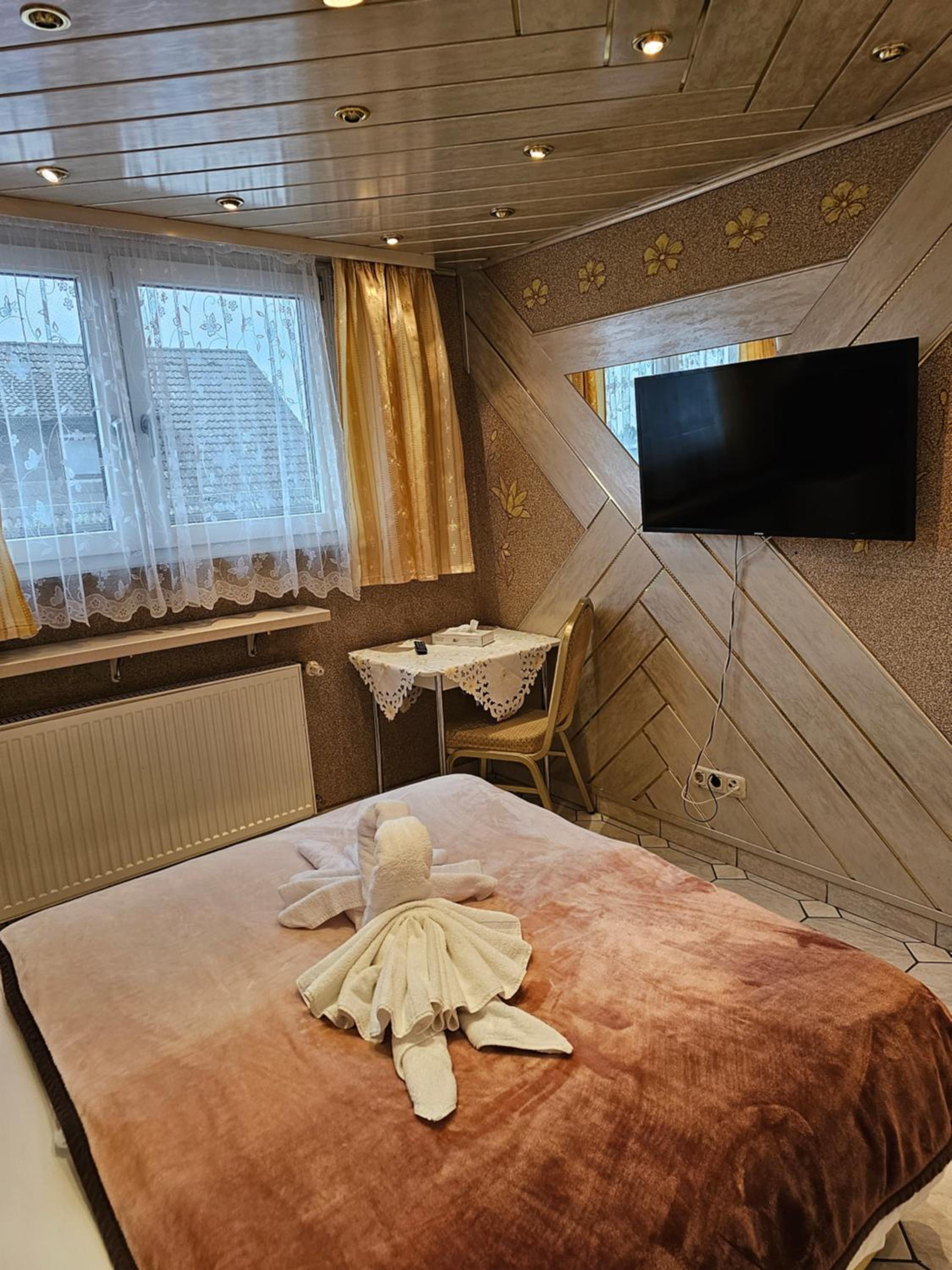 Standard Double Room - Photo 1