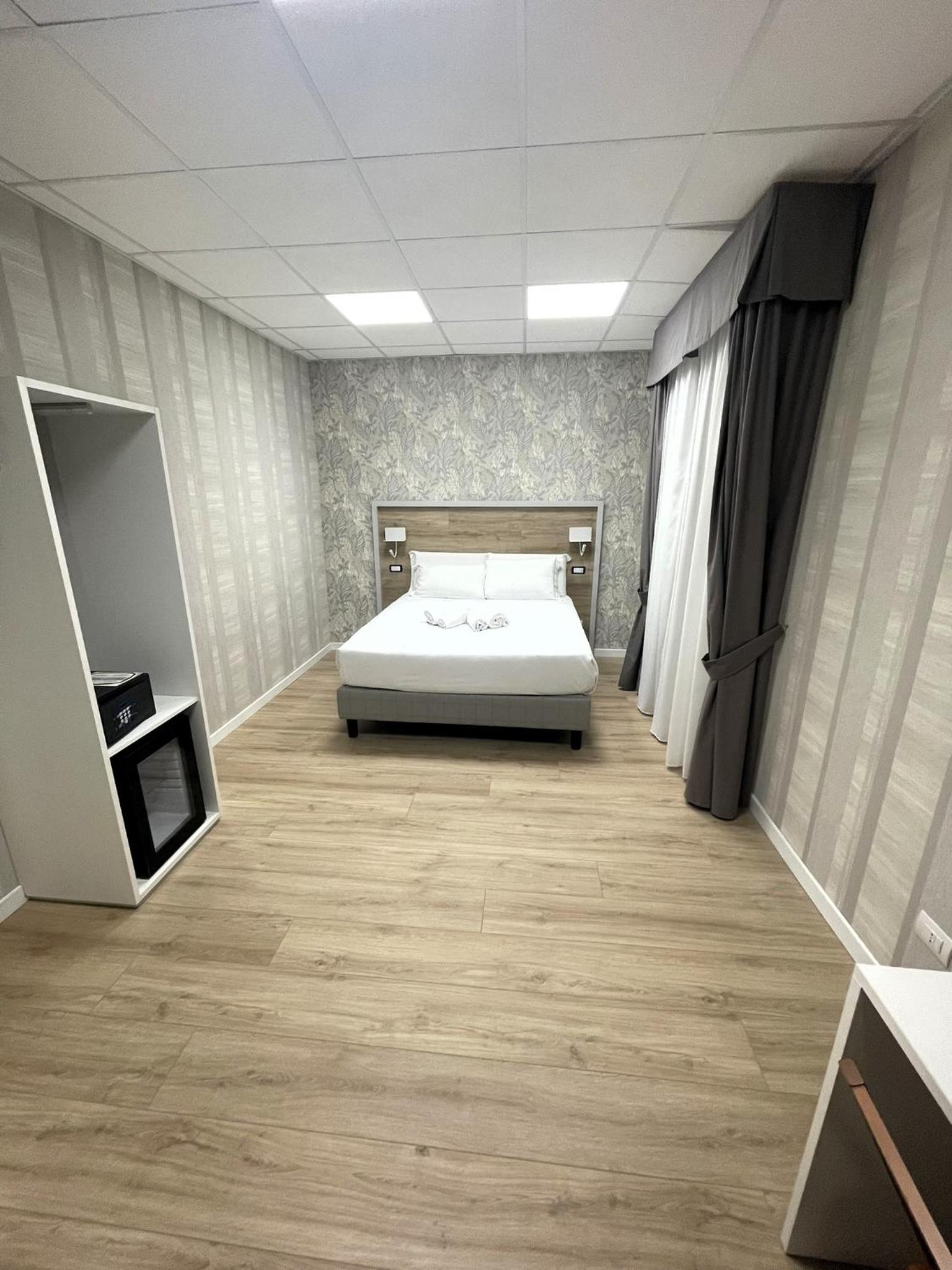 Queen Room photo 2