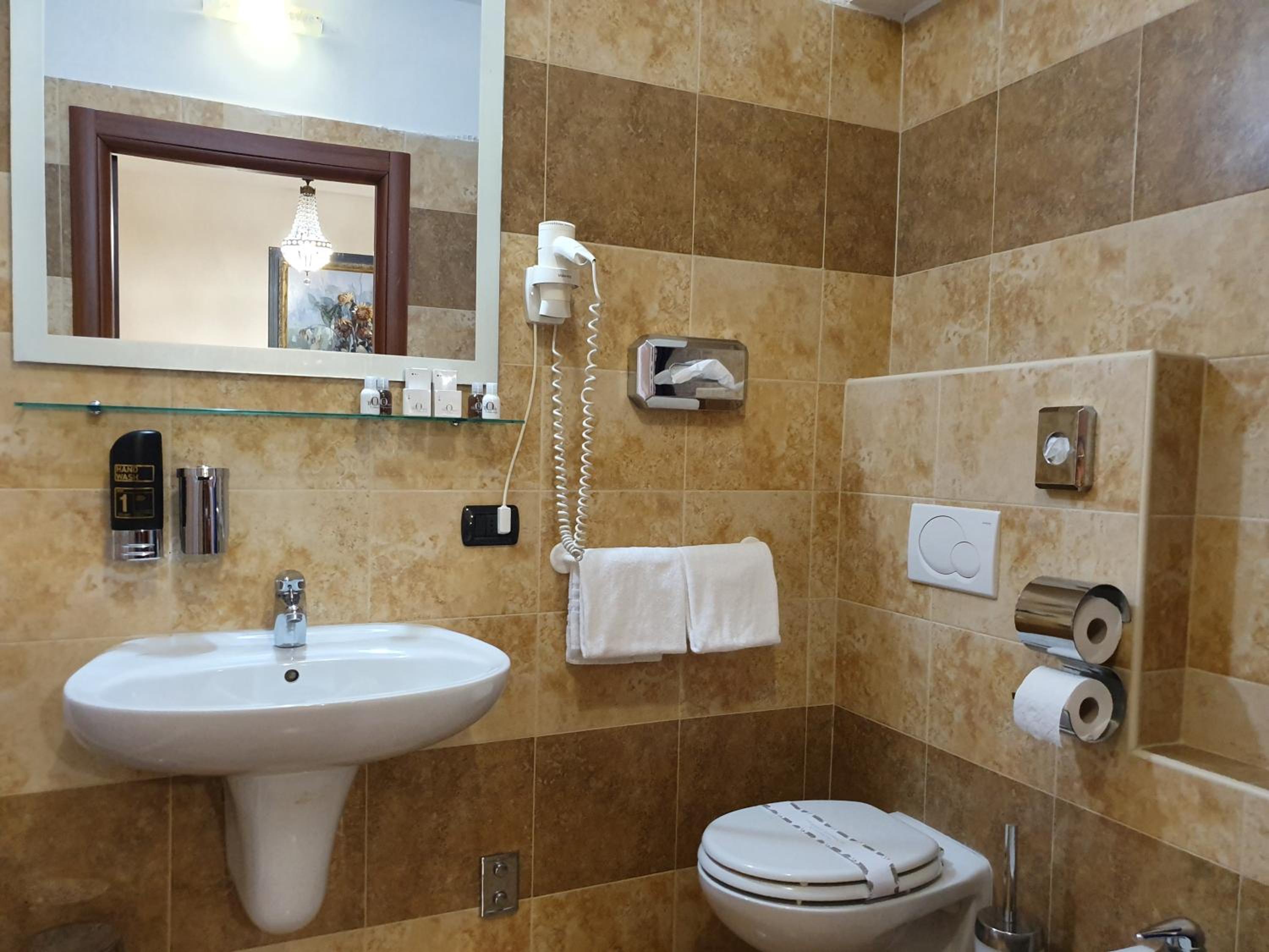 Standard Double Room - Photo 7