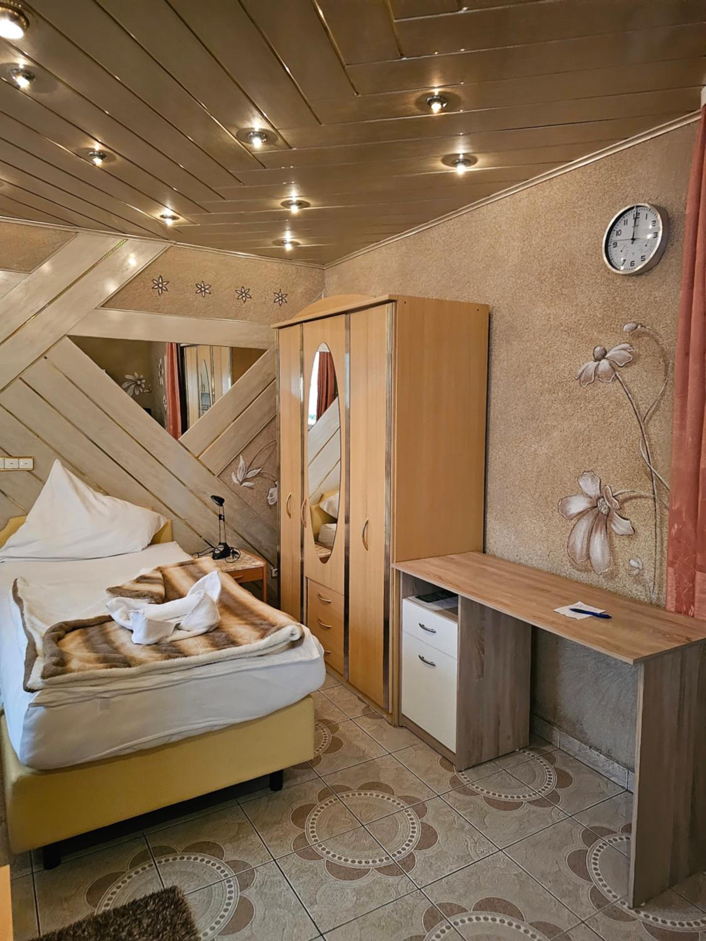 Quadruple Room - Photo 8