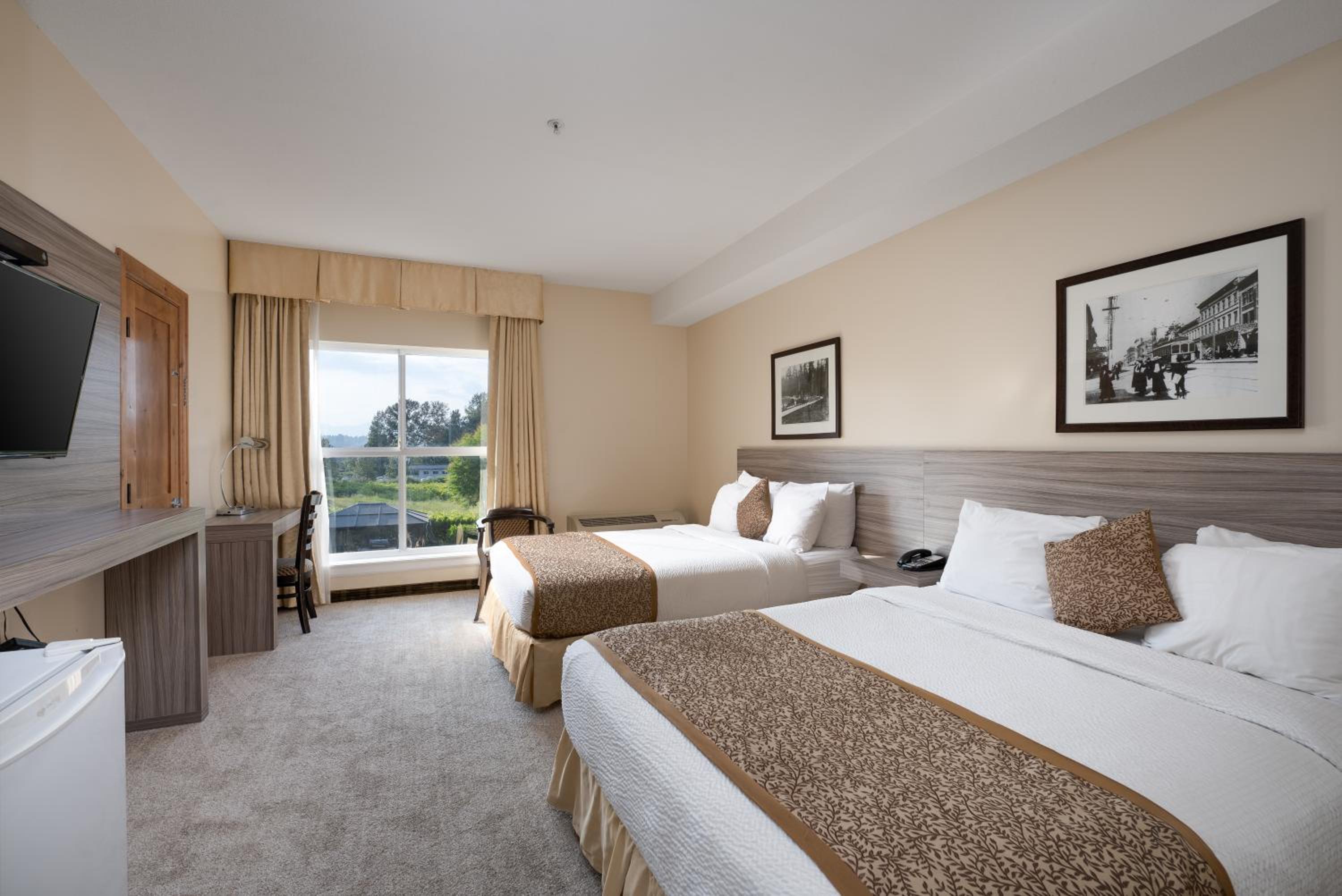 Queen Room with Two Queen Beds - Non-Smoking thumbnail 5