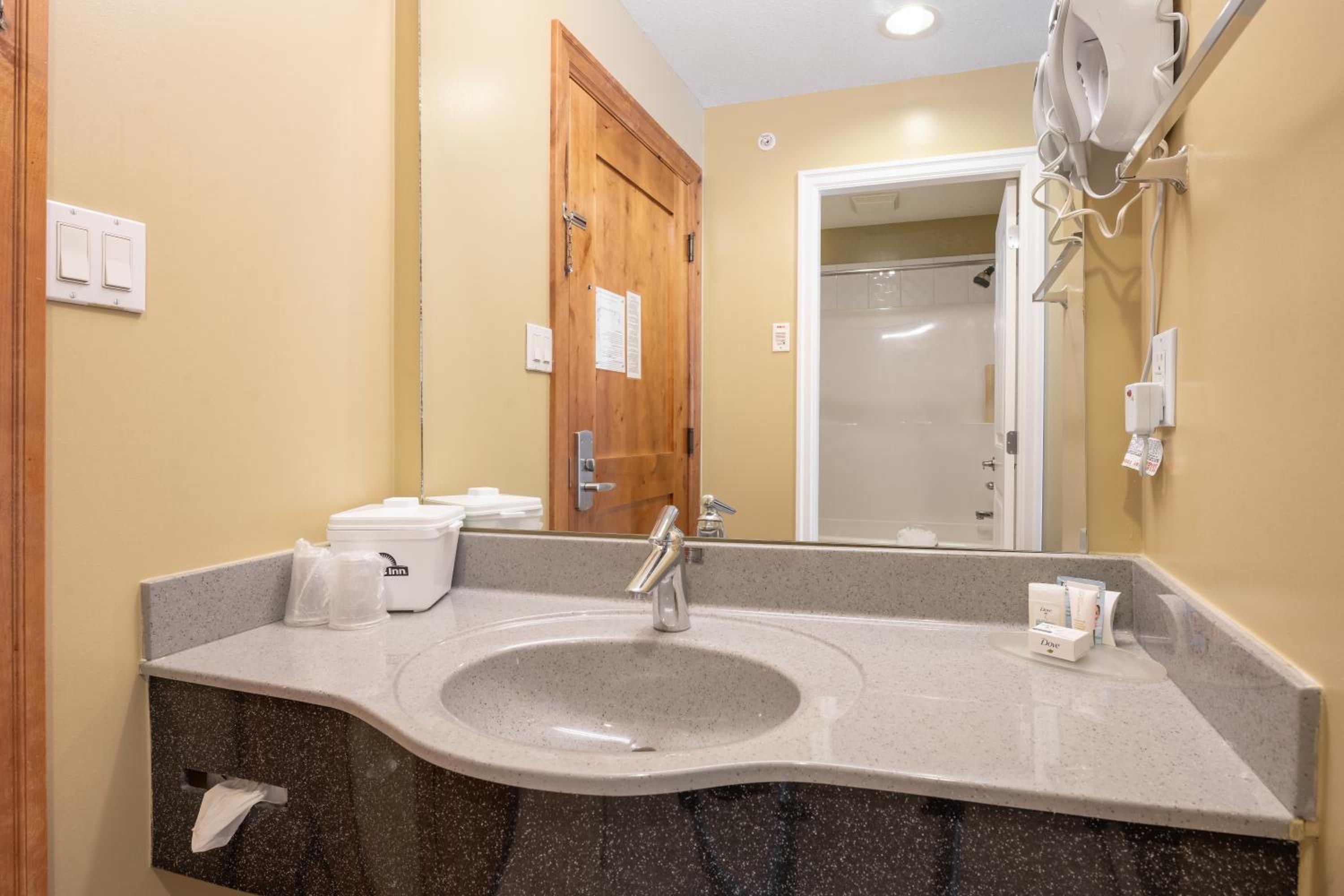 Queen Room - Non-Smoking