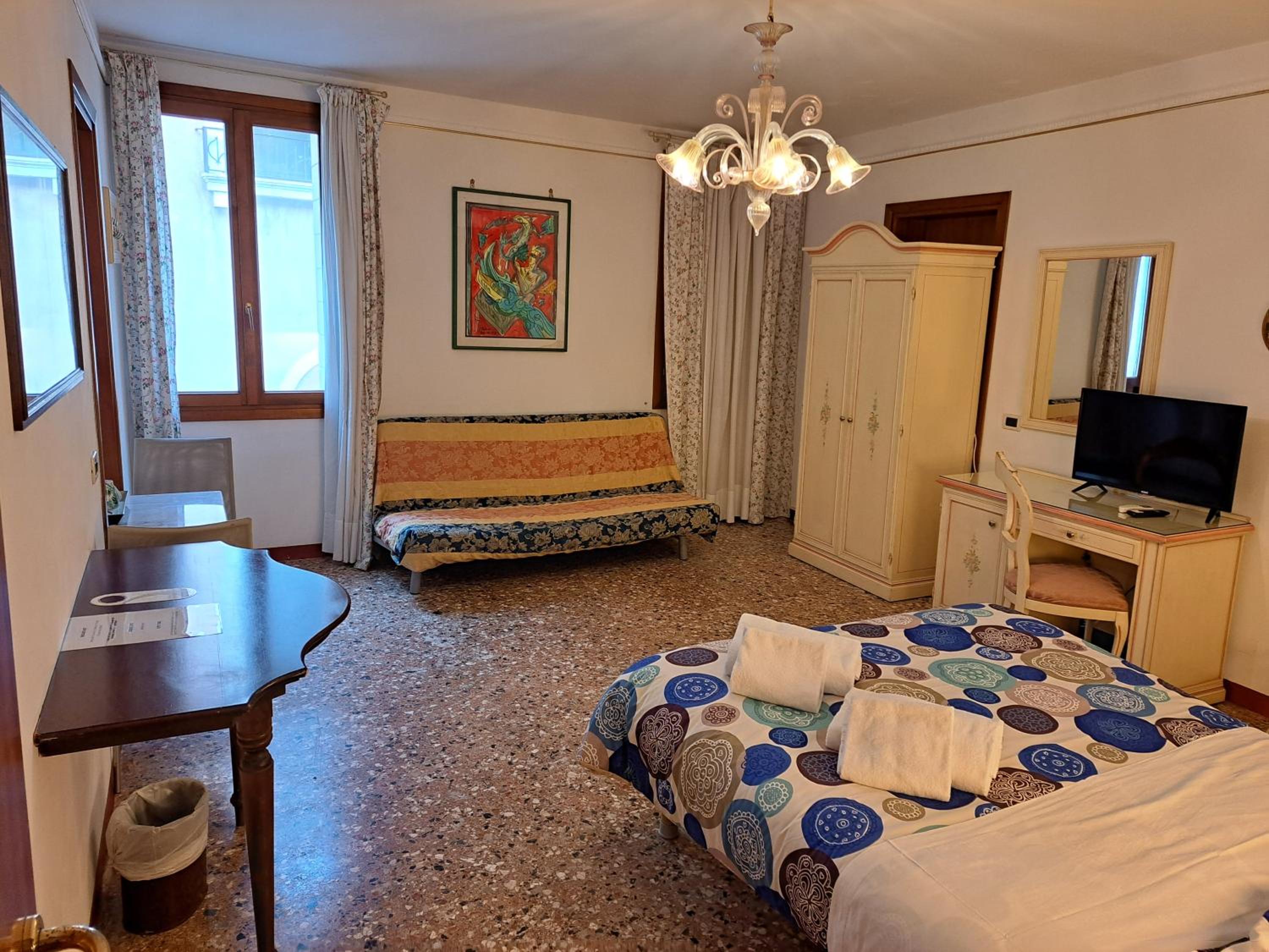 Double Room with Private External Bathroom photo 1