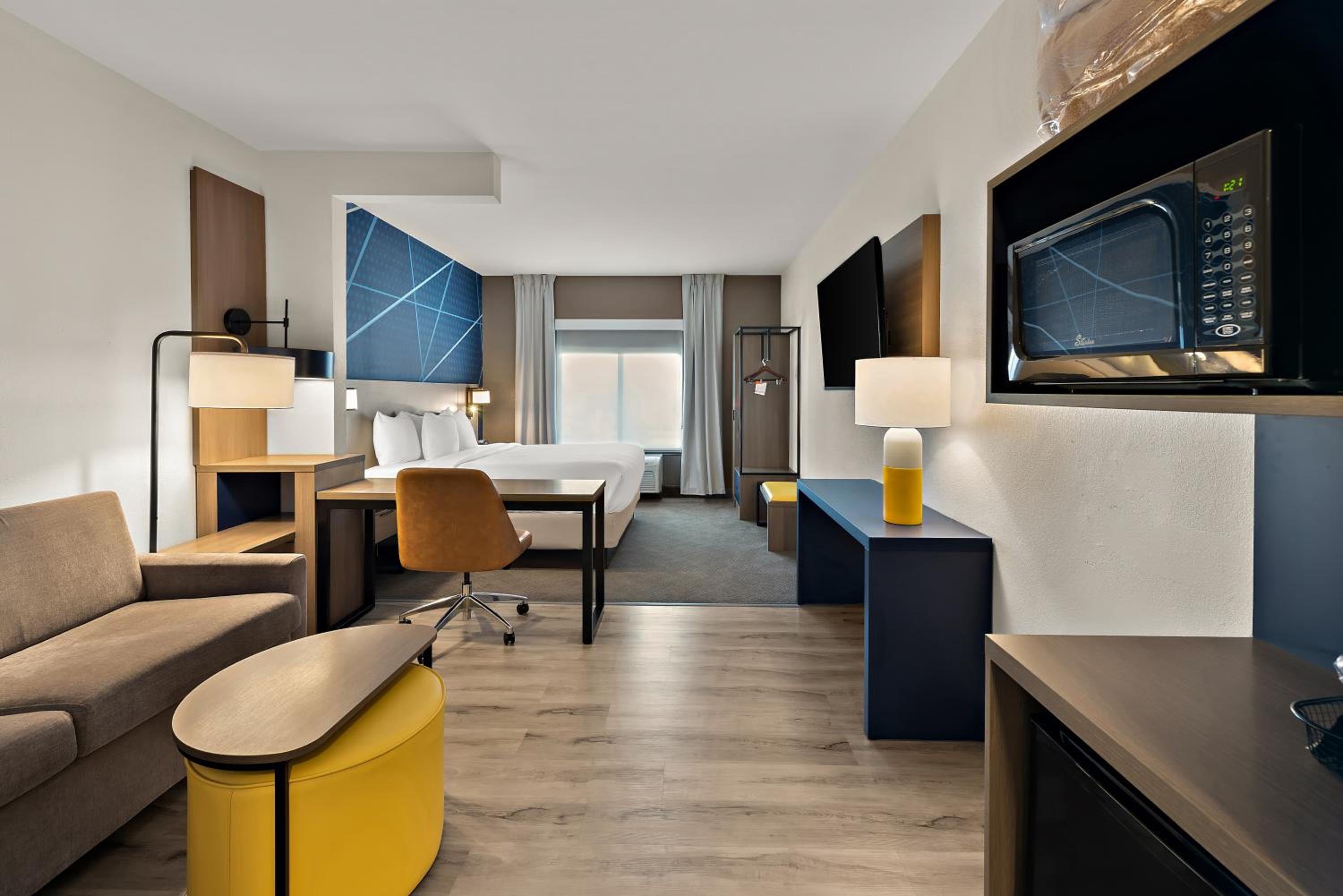 King Suite with Sofa Bed - Non-Smoking - Photo 3