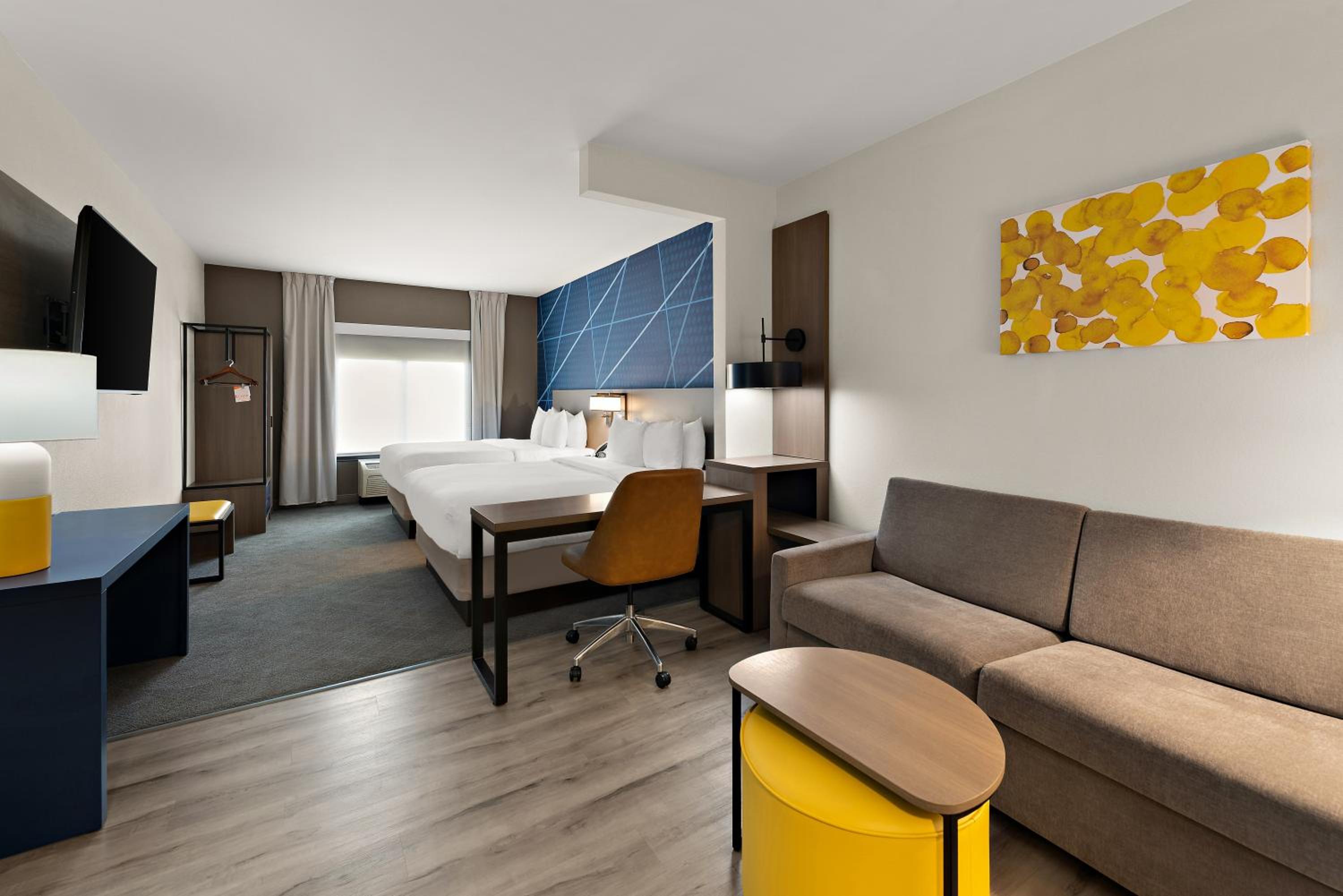  Queen Suite with Two Queen Beds - Non-Smoking - Photo 4