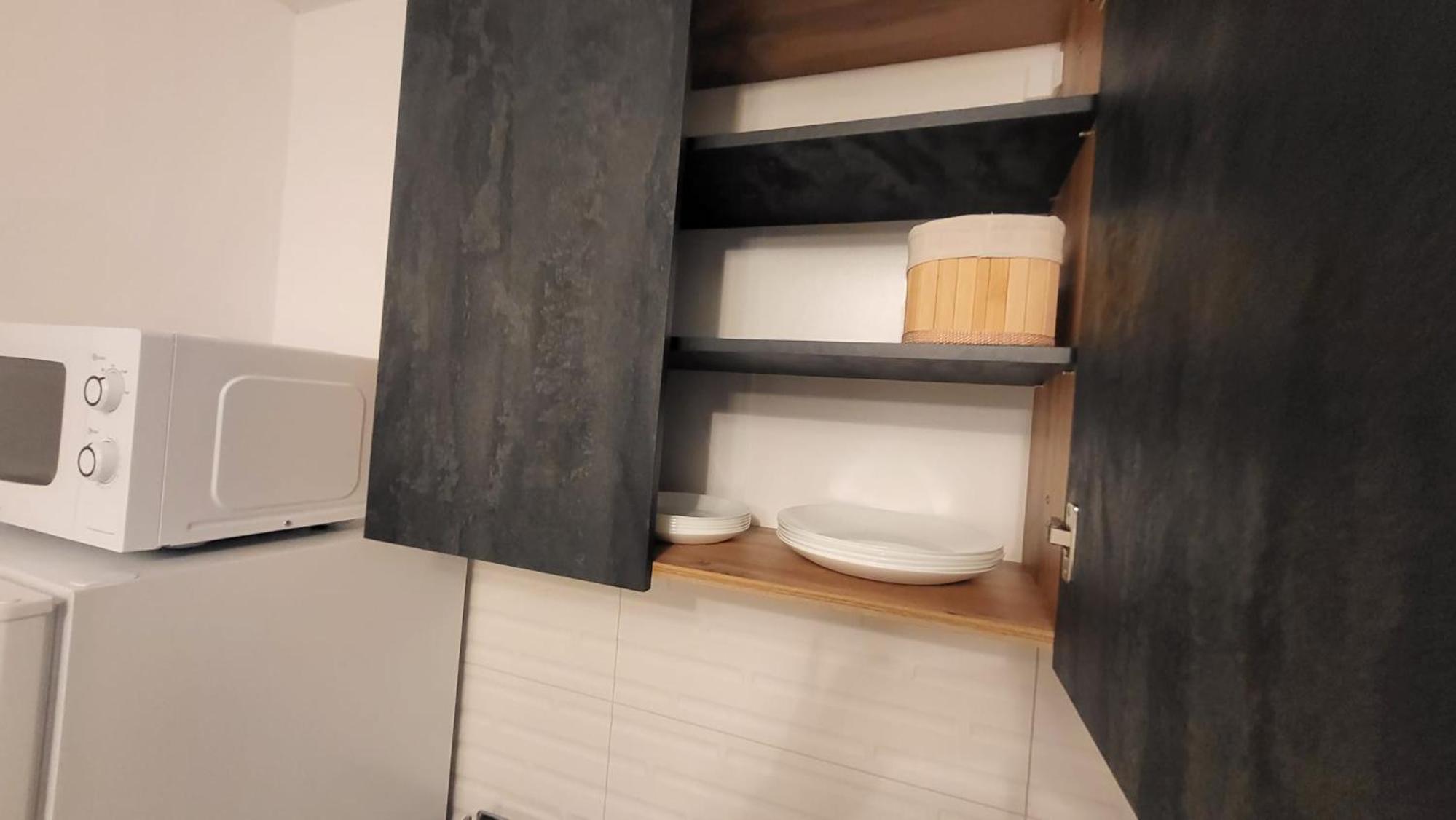 One-Bedroom House - Photo 8