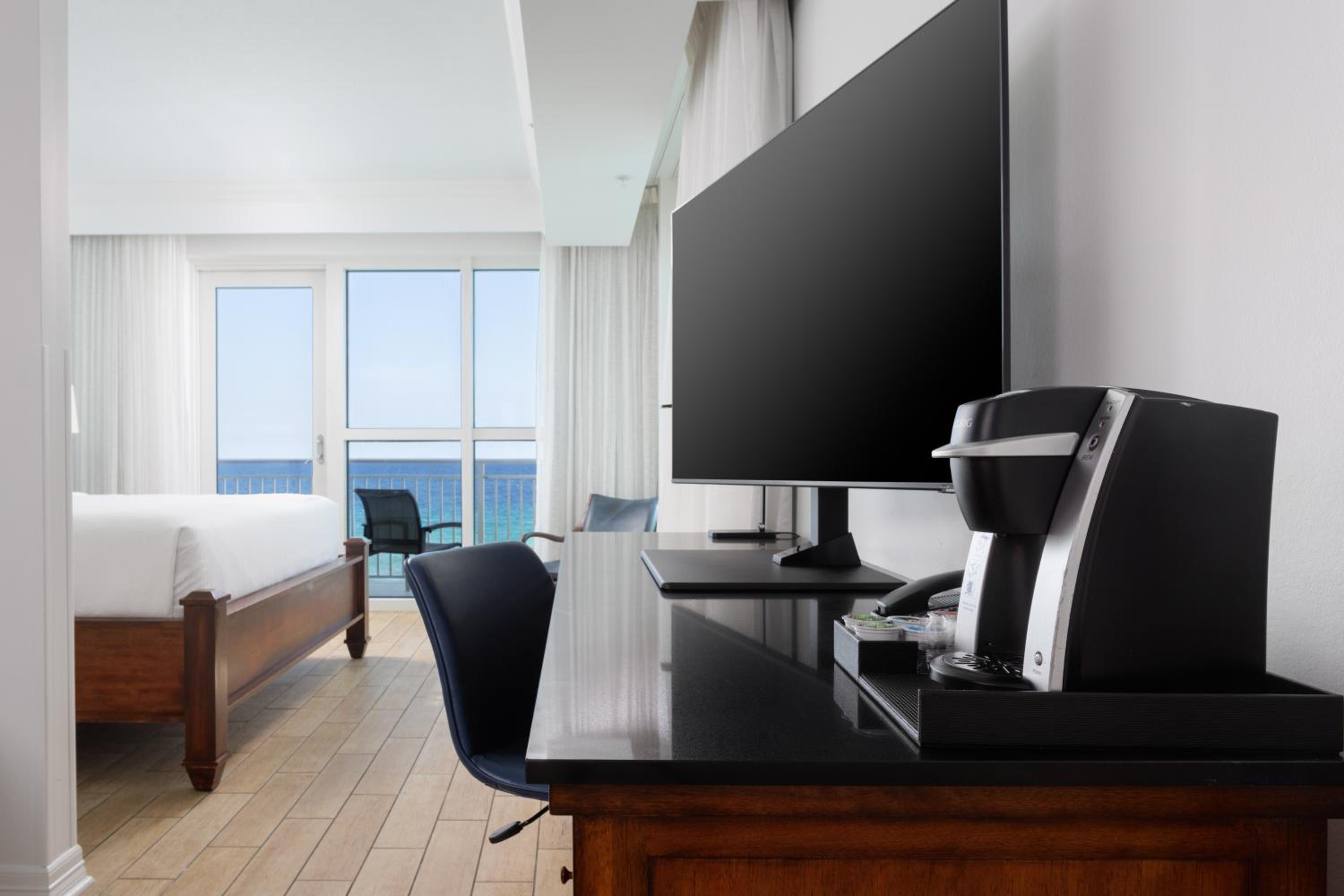 King Executive Gulf Front with Balcony - Photo 4