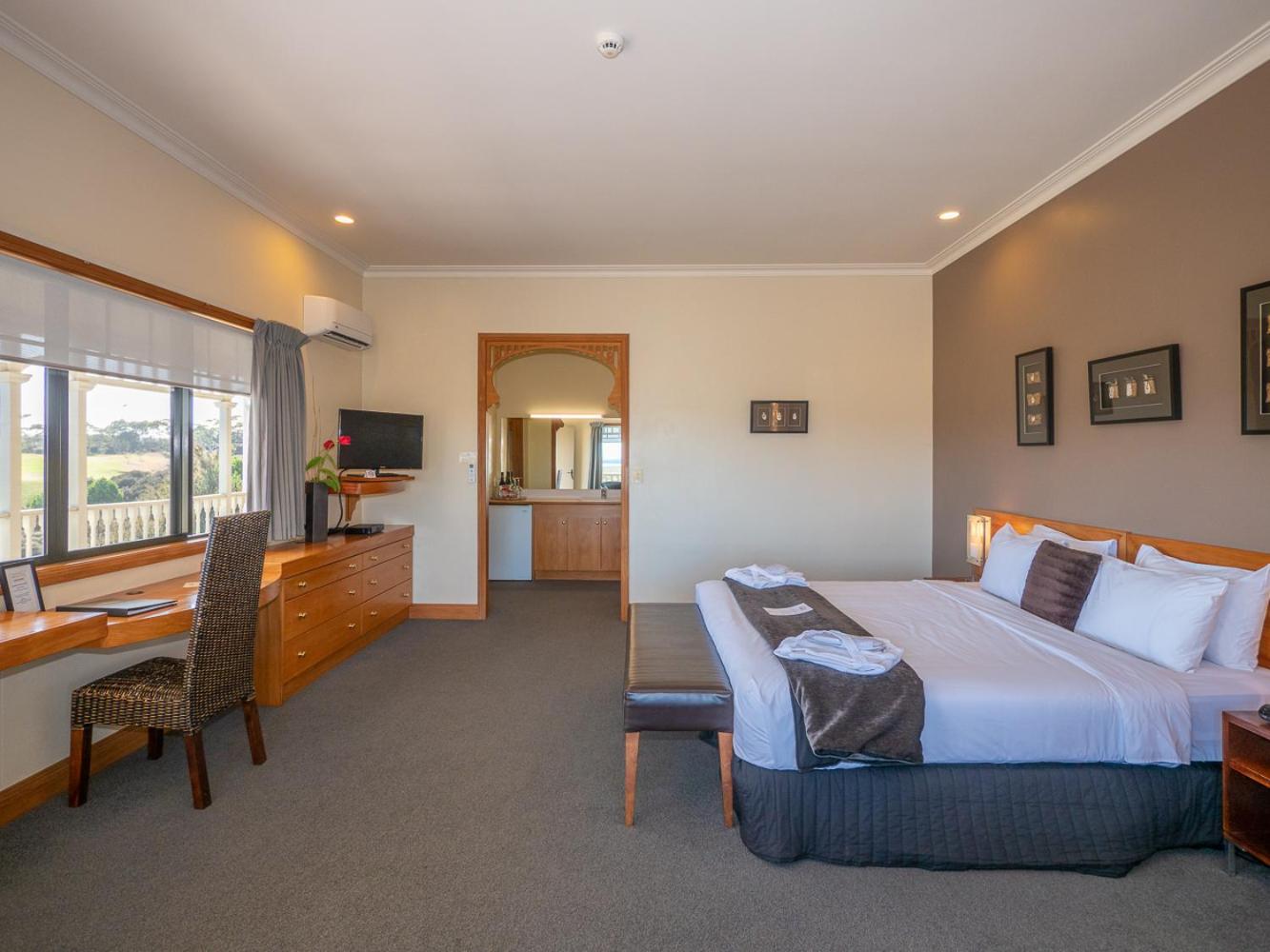 Standard Double Room - Photo 12