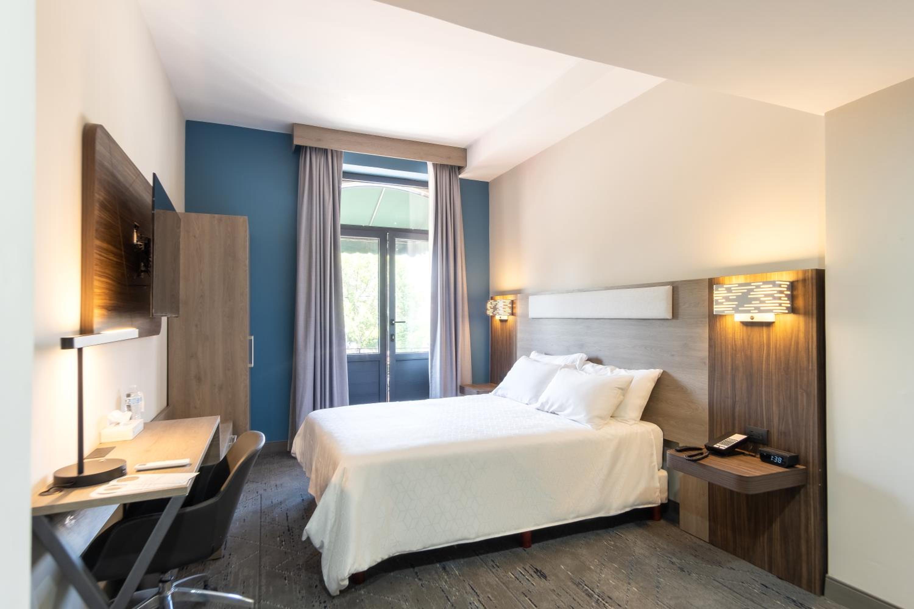 Standard Room with Balcony and City View - Photo 6