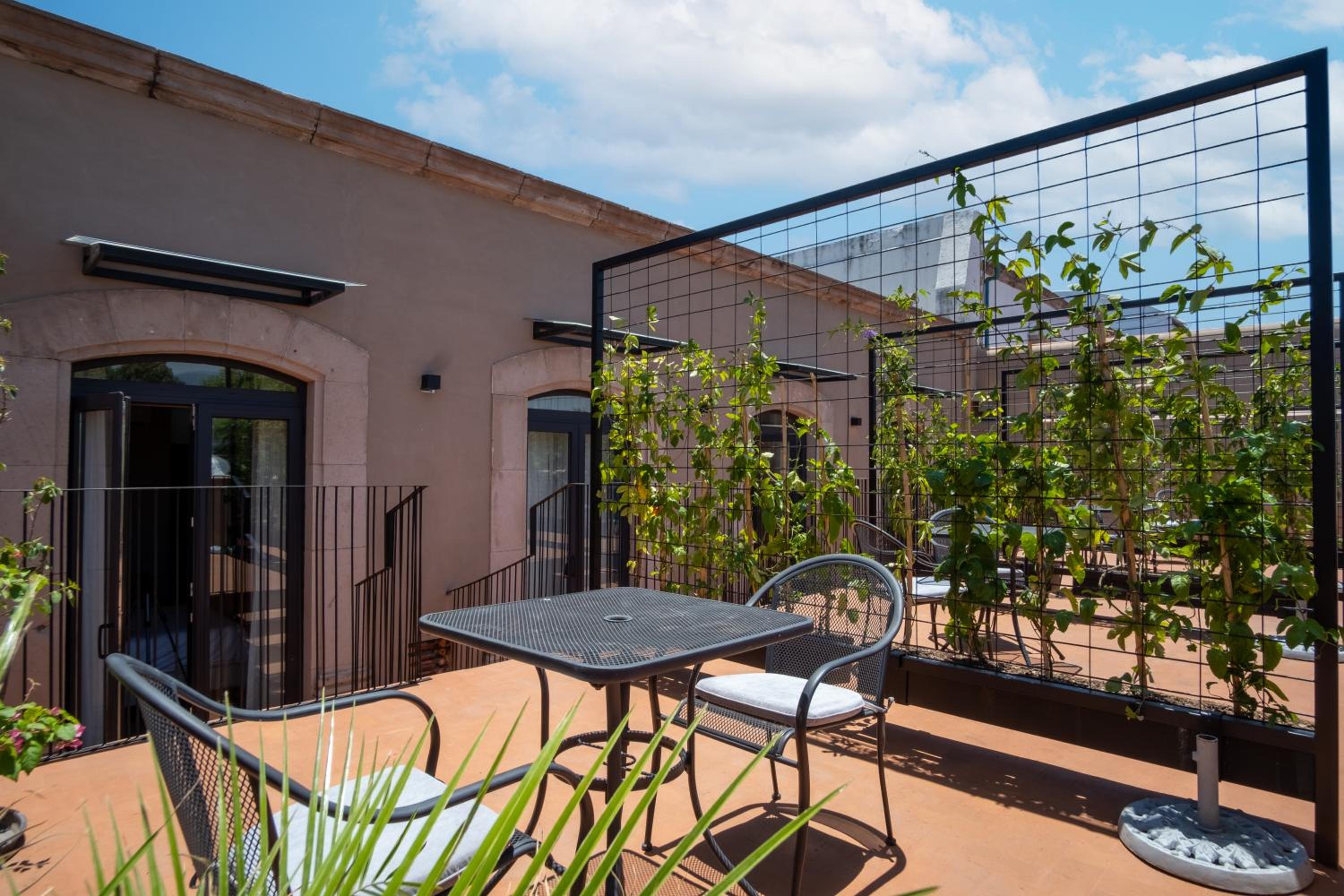 Standard Queen Room with Terrace and City View - Central Building - Photo 4