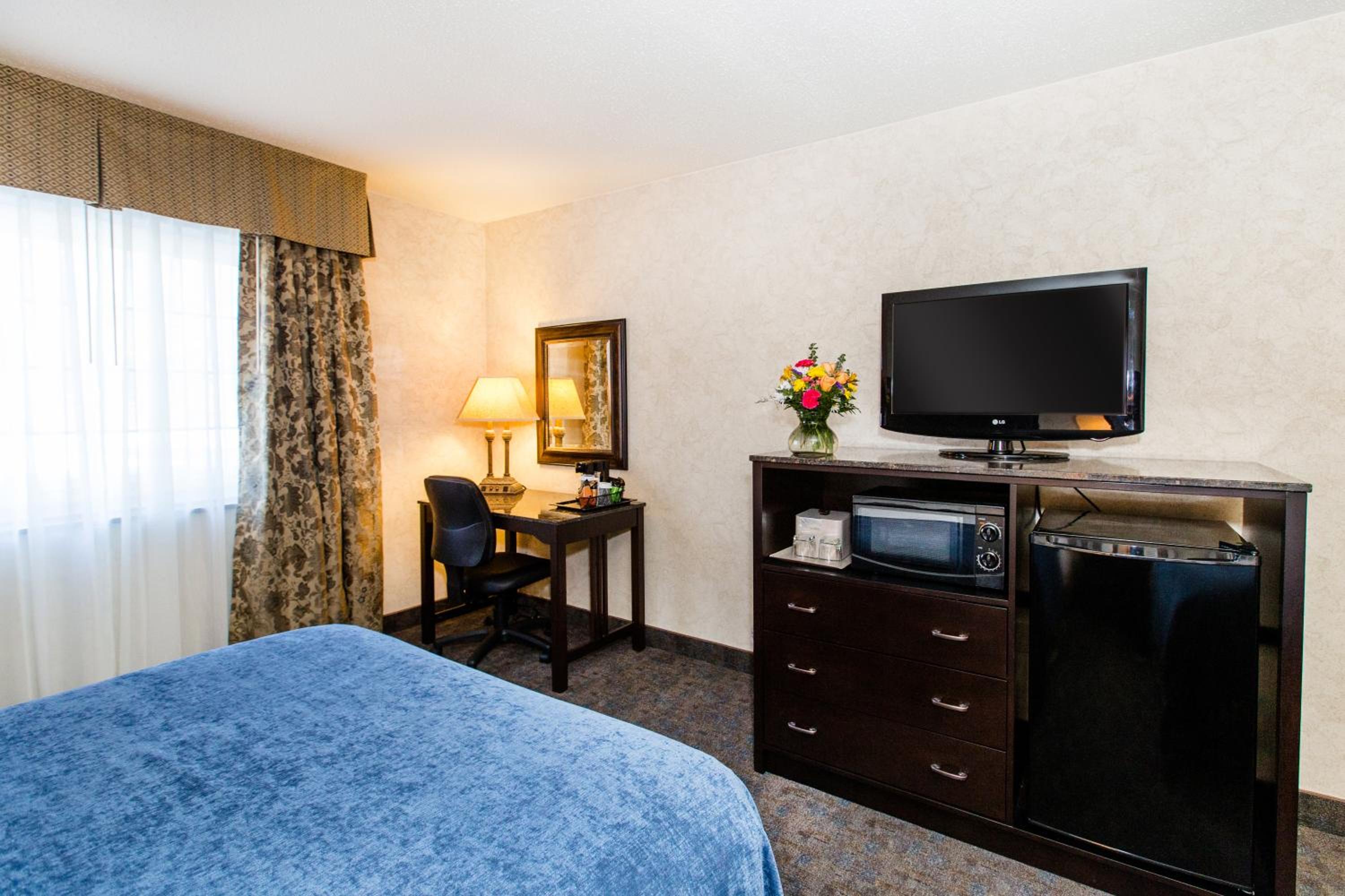 Queen Room with Two Queen Beds - Photo 3