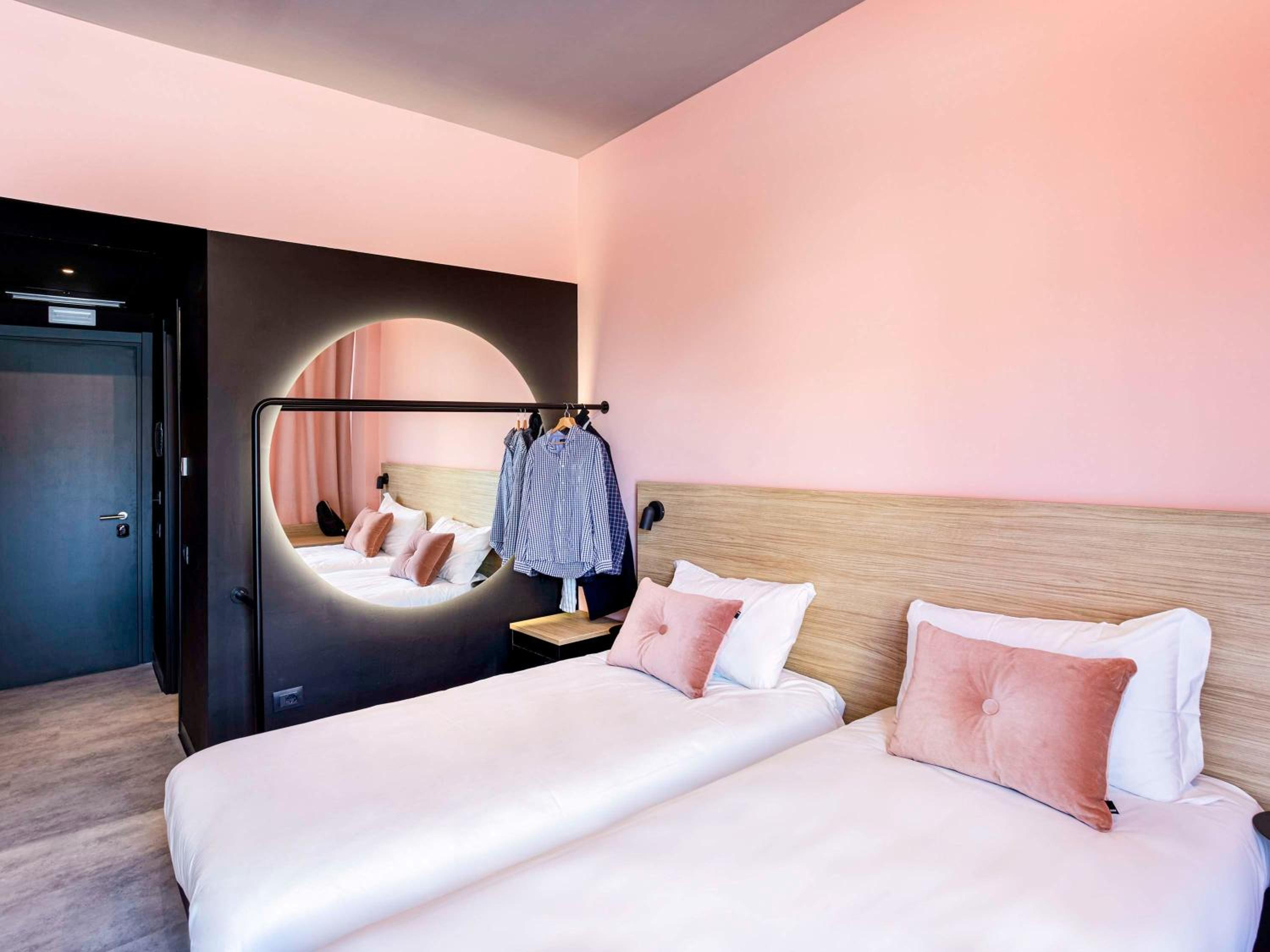 Standard Twin Room thumbnail 6