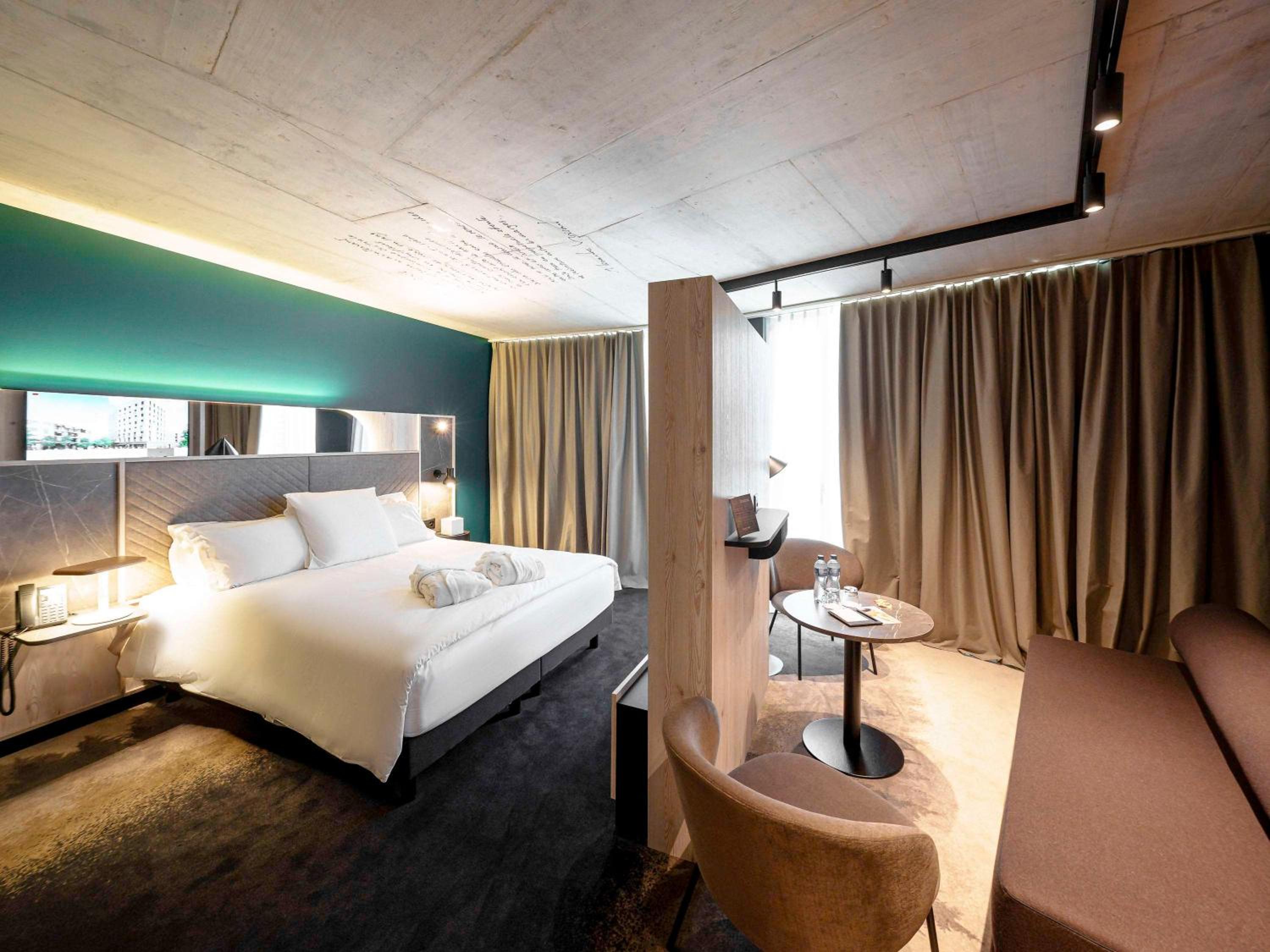 Junior King Suite with Lounge - Photo 9