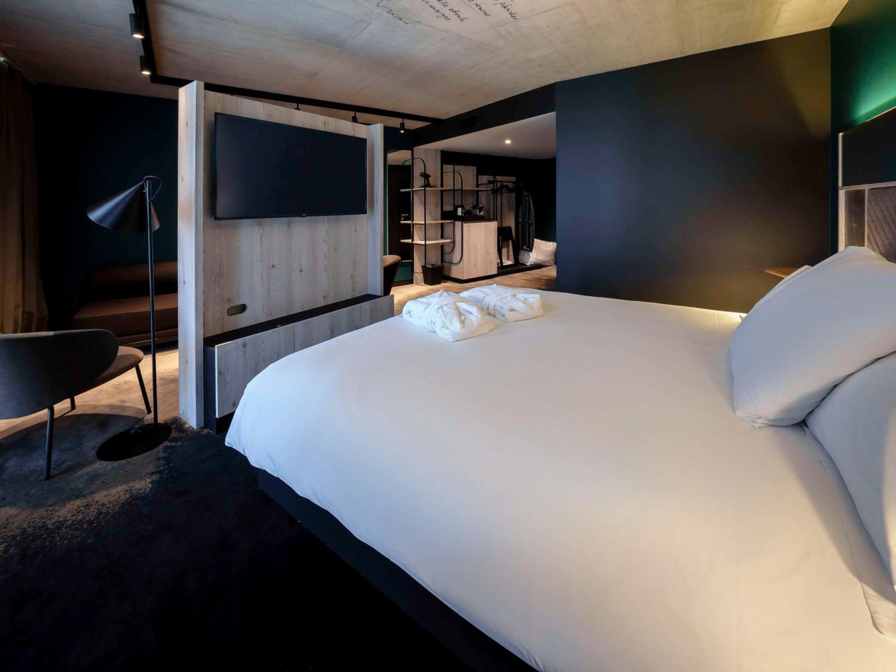 Junior King Suite with Lounge - Photo 10