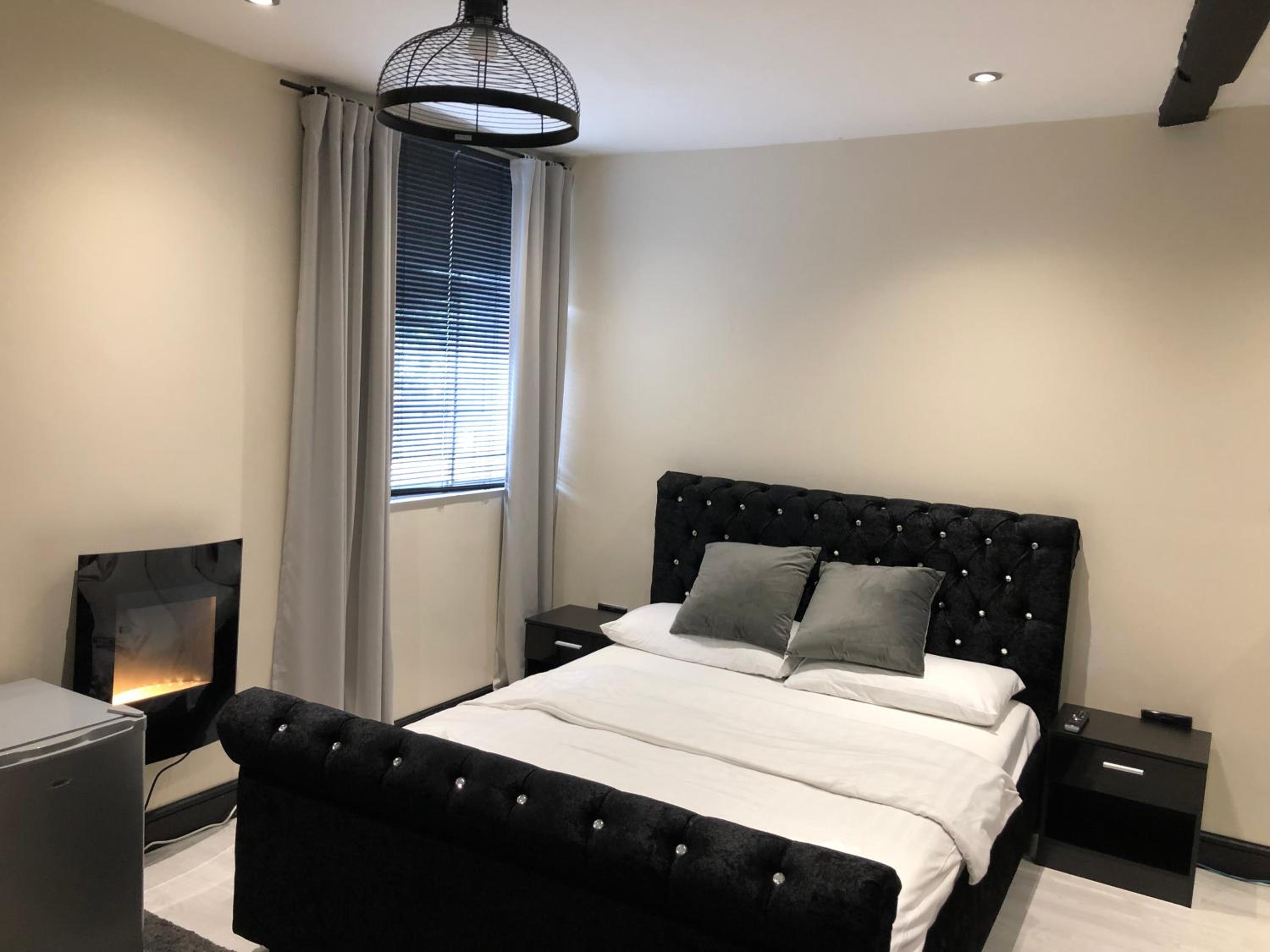 Deluxe King Room - Photo 14