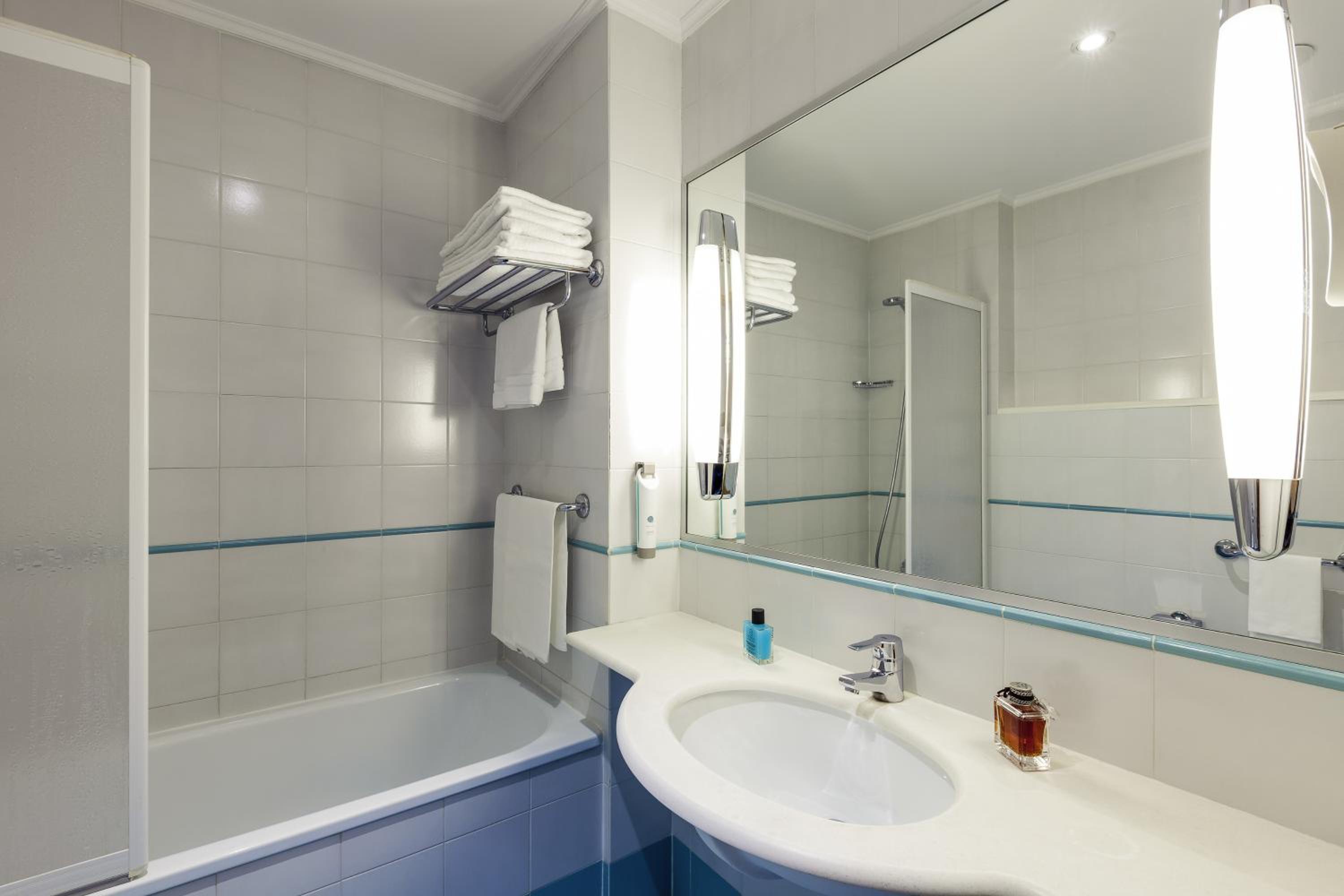 Standard Double Room - Photo 9