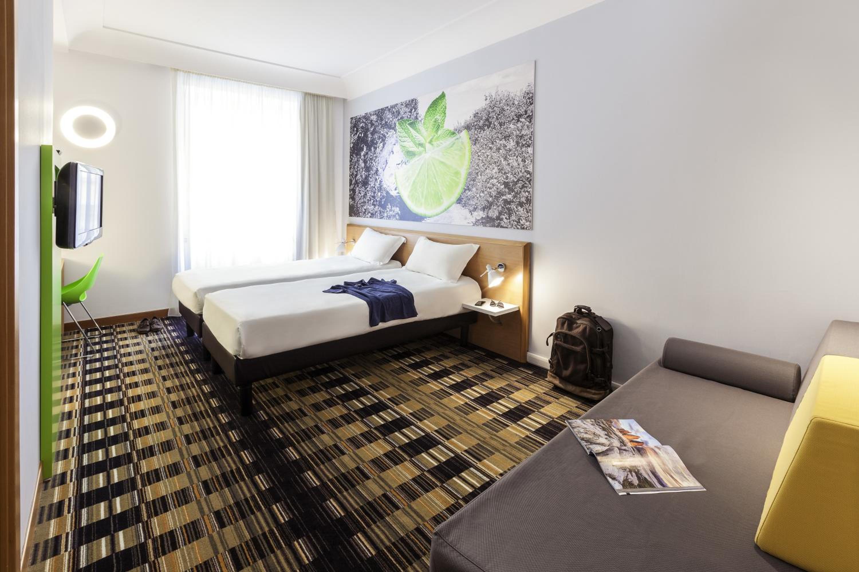 Standard Twin Room - Photo 7