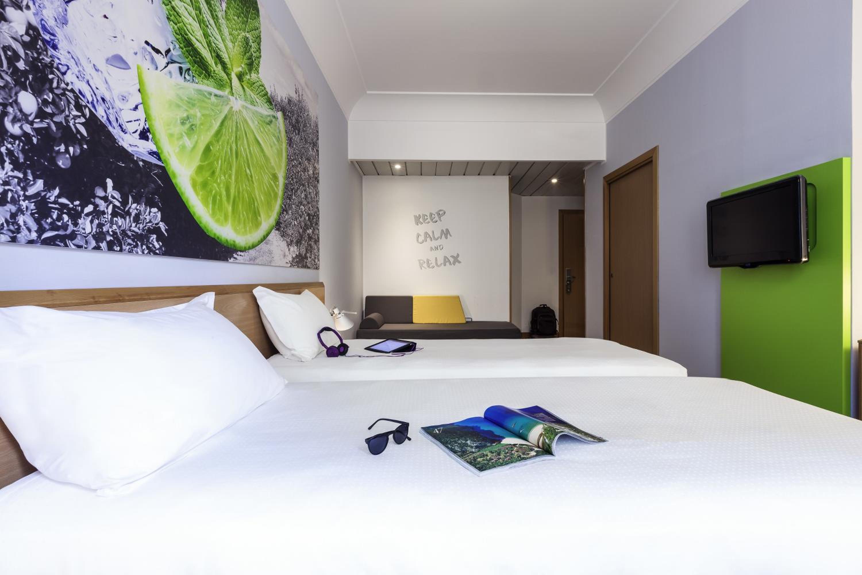 Standard Room With Three Single Beds thumbnail 6