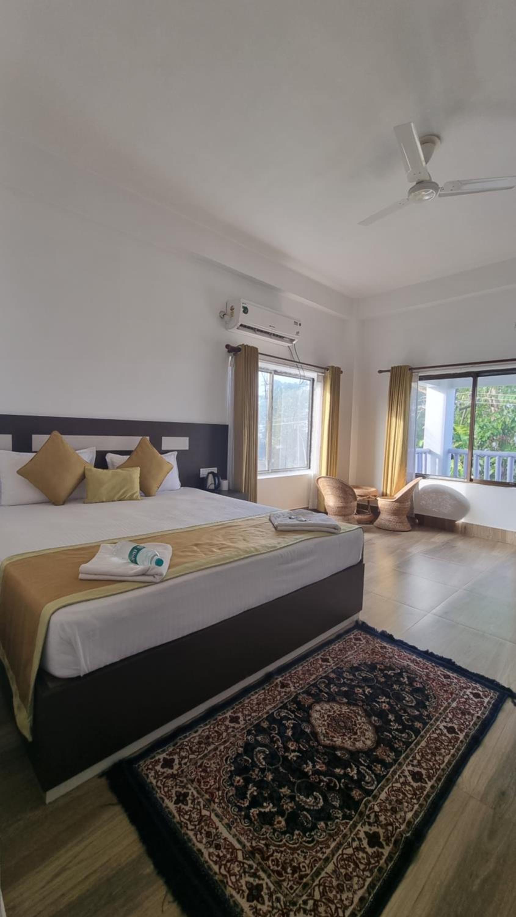 Deluxe Double Room with Balcony - Photo 4