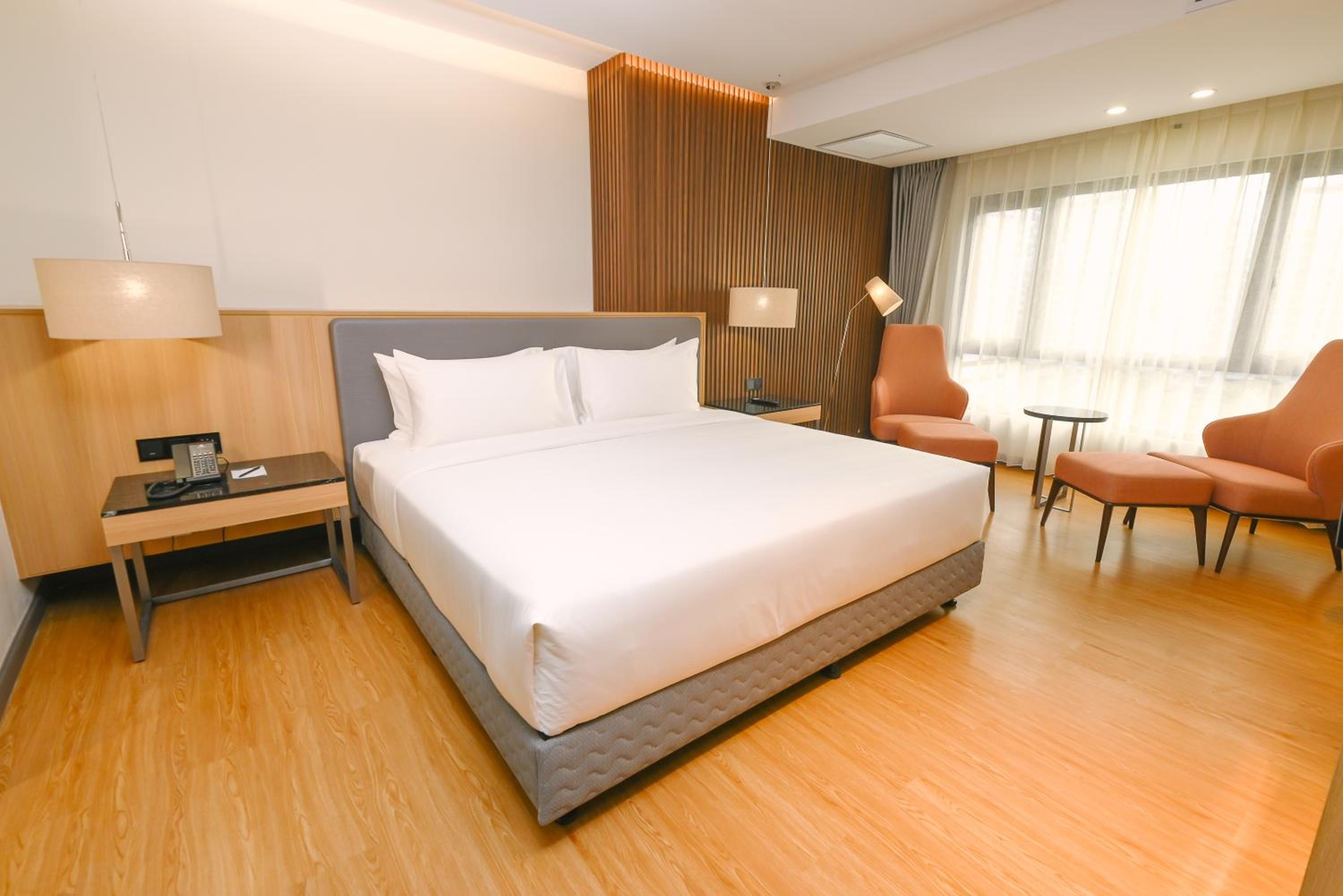 One-Bedroom Suite - Photo 6