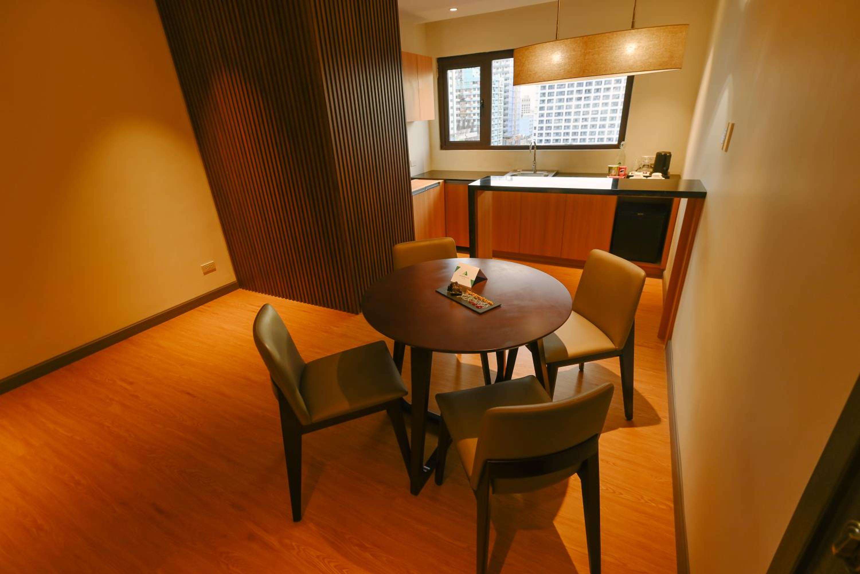 One-Bedroom Suite - Photo 3