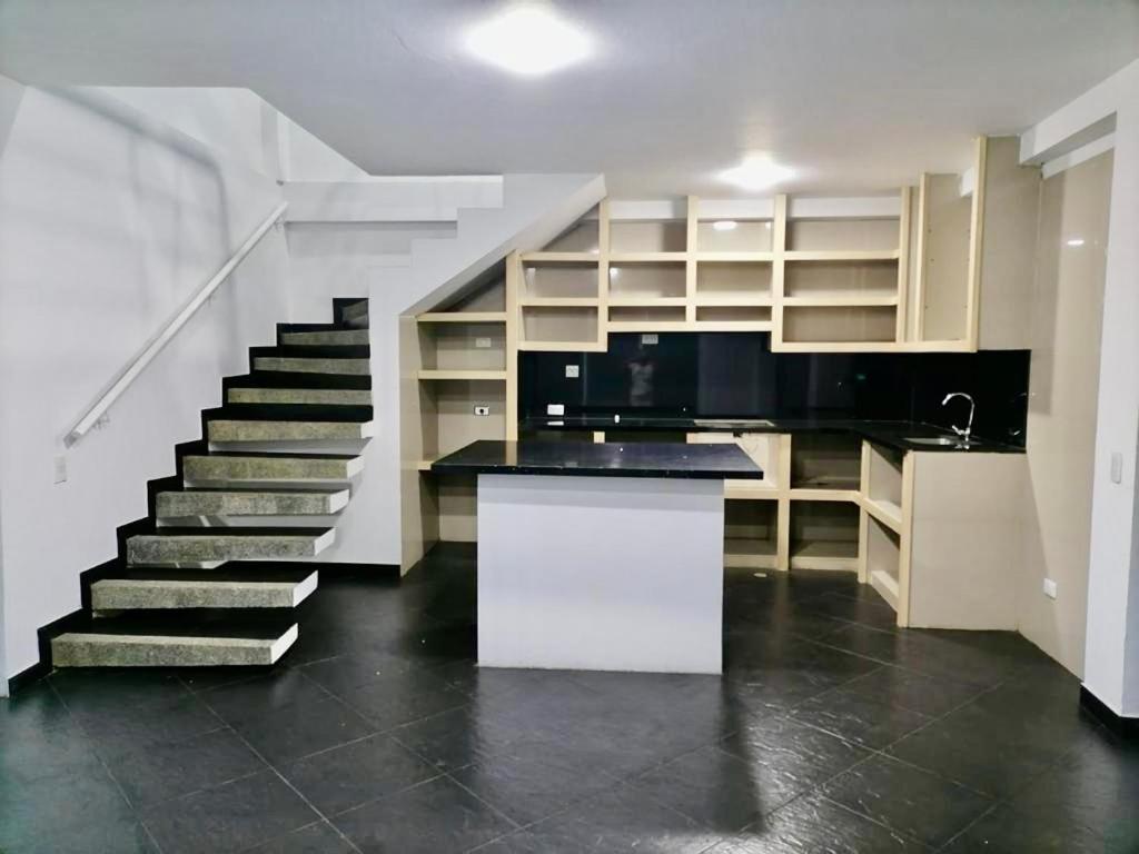 Eight-Bedroom House photo 2