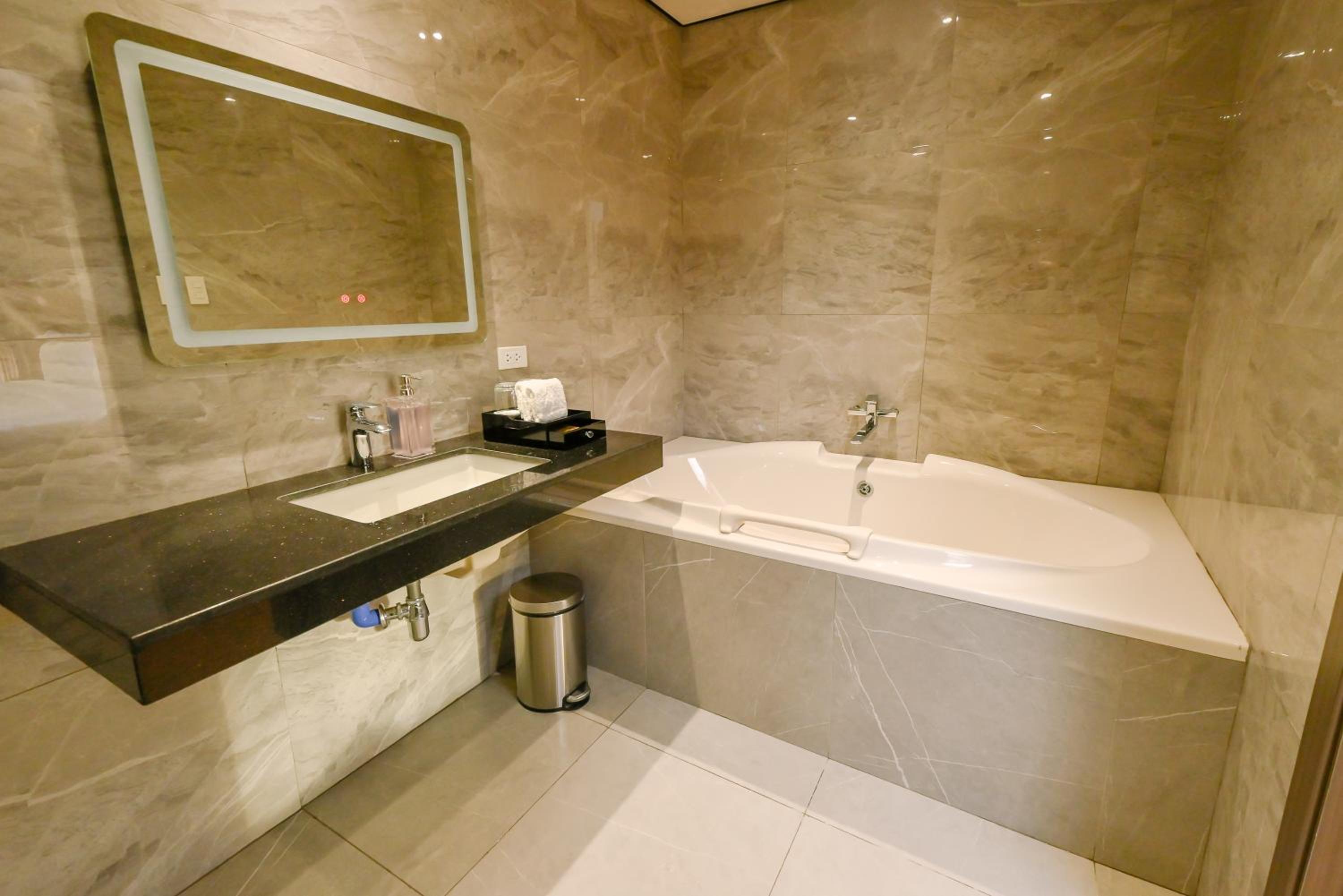 One-Bedroom Suite - Photo 8