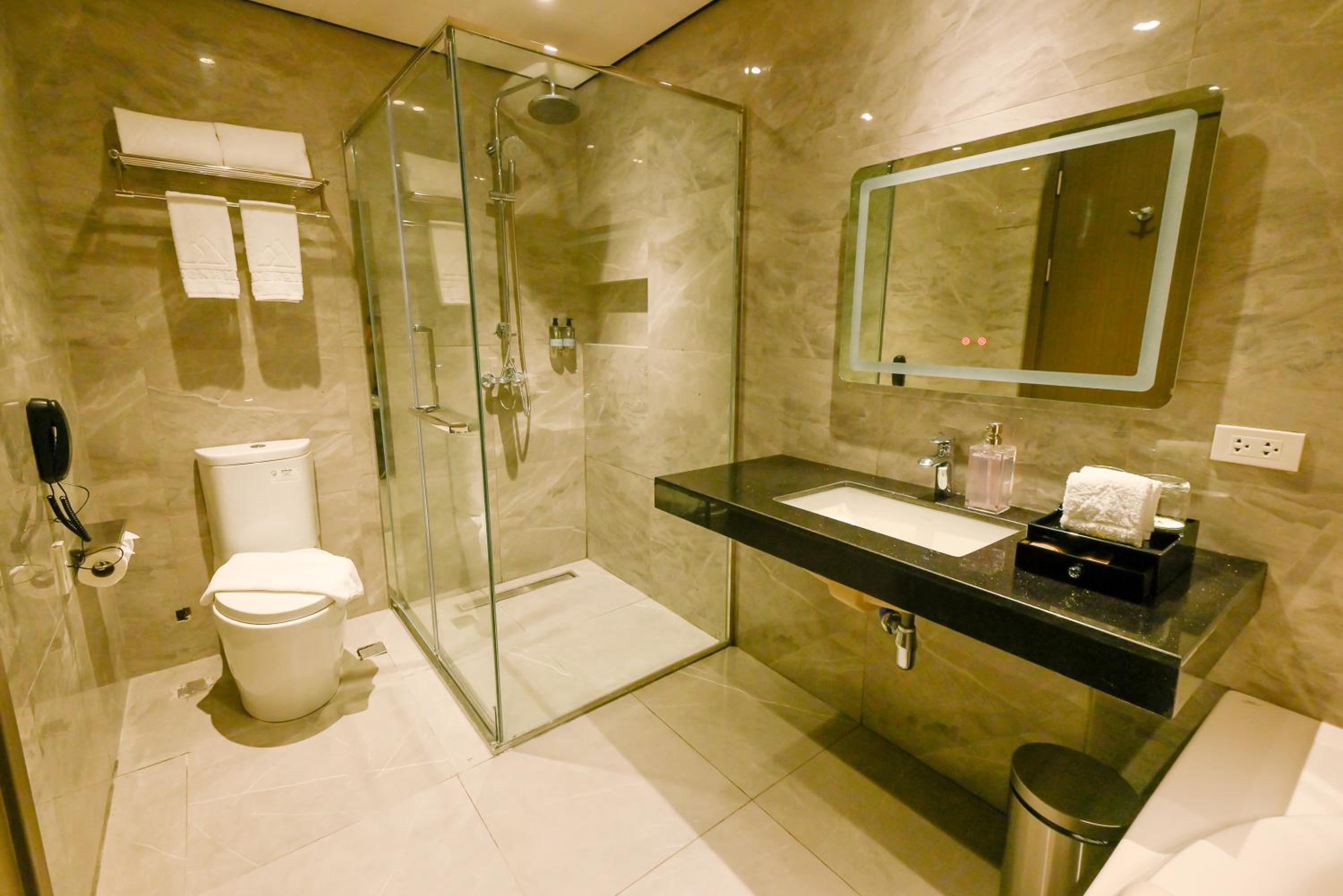 One-Bedroom Suite - Photo 7
