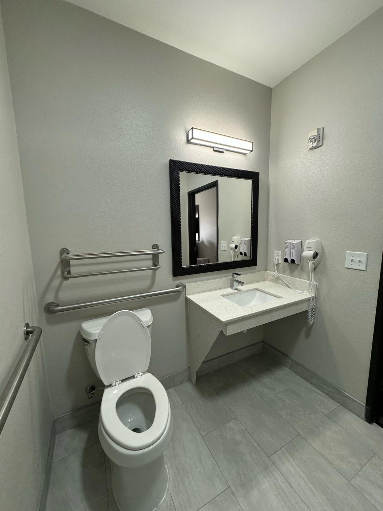 Superior King Room Disability Access Roll-In Shower Non-Smoking photo 3