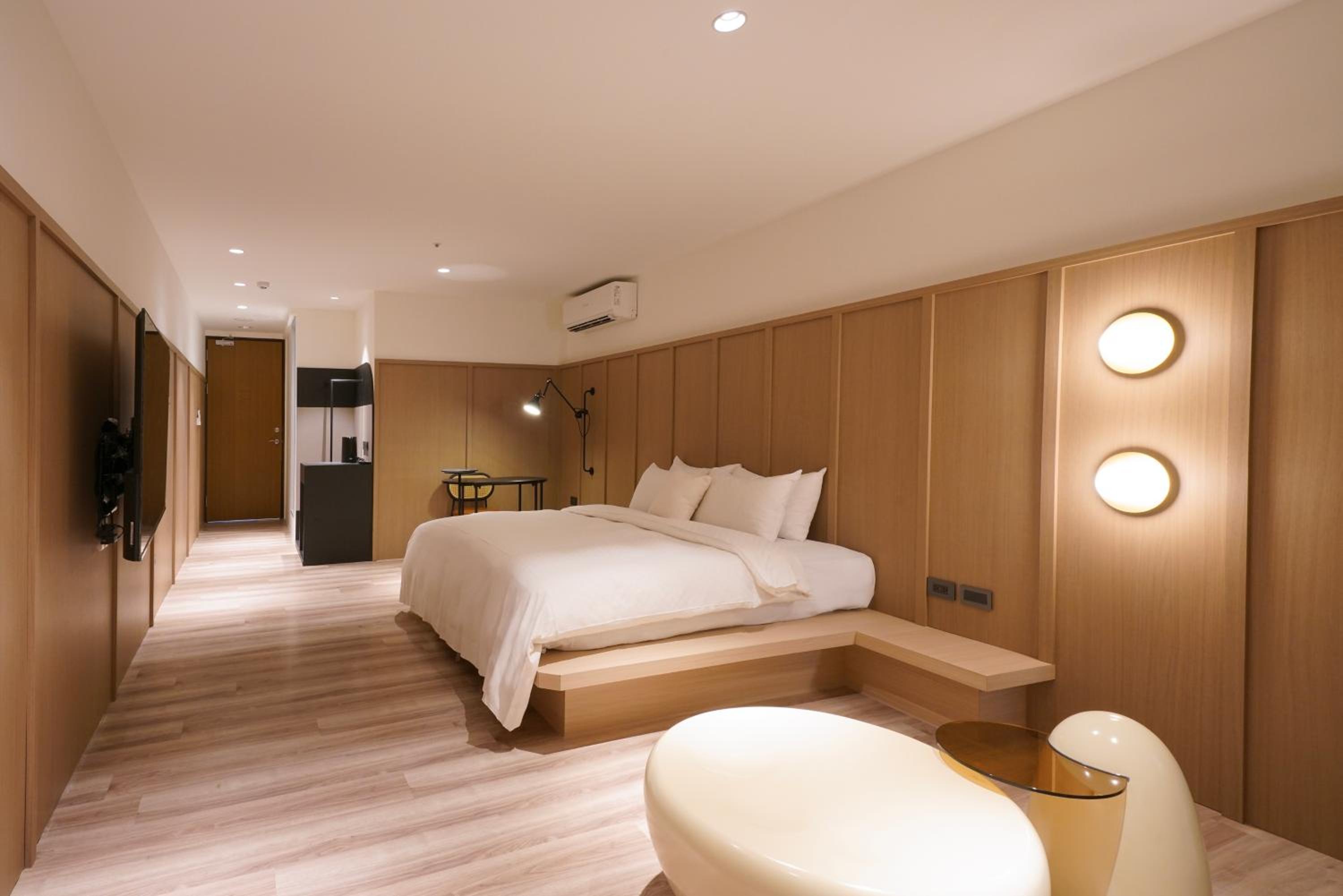 Deluxe Double Room with City View photo 2