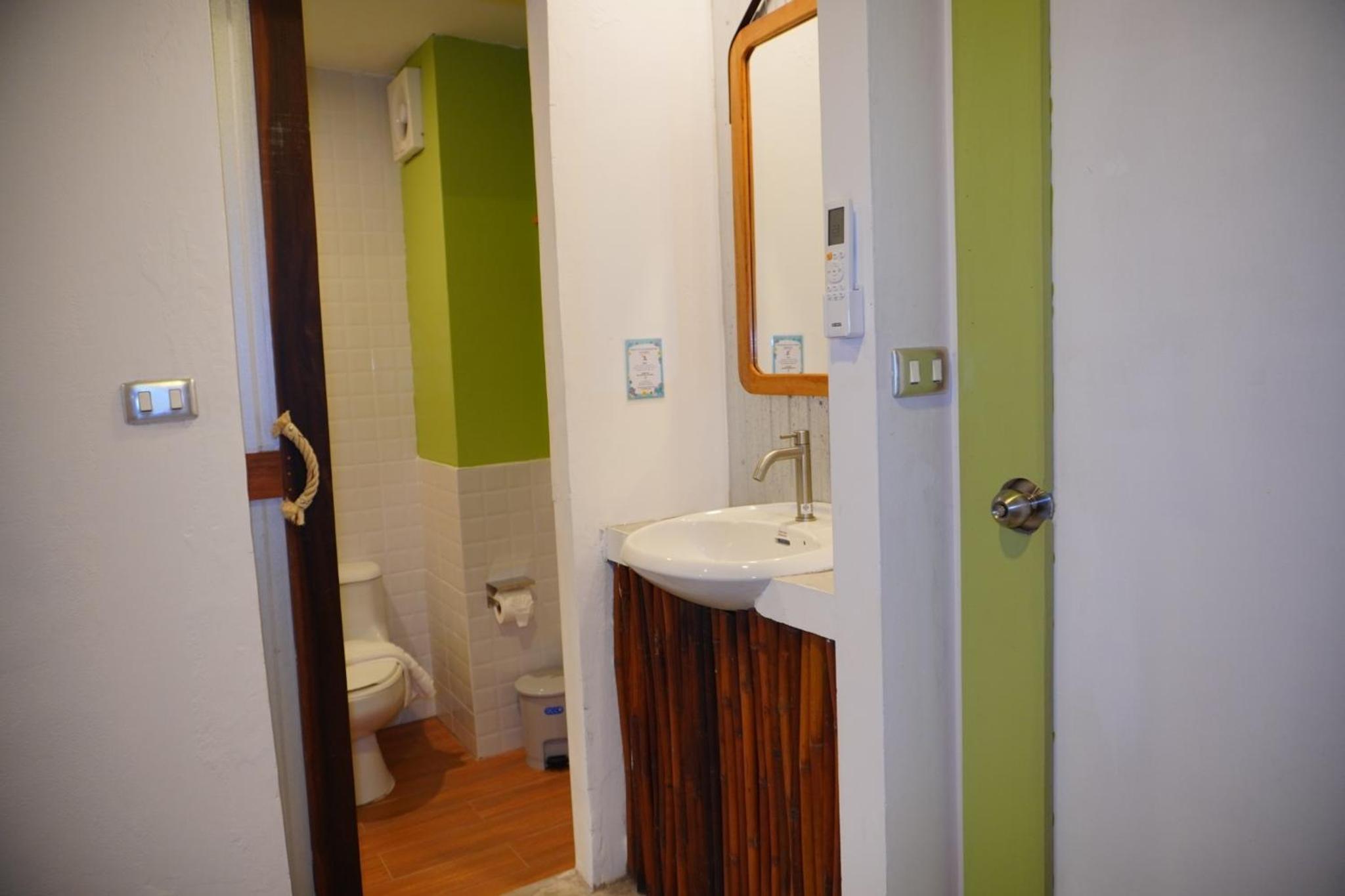 6-Bed Mixed Dormitory Room photo 2